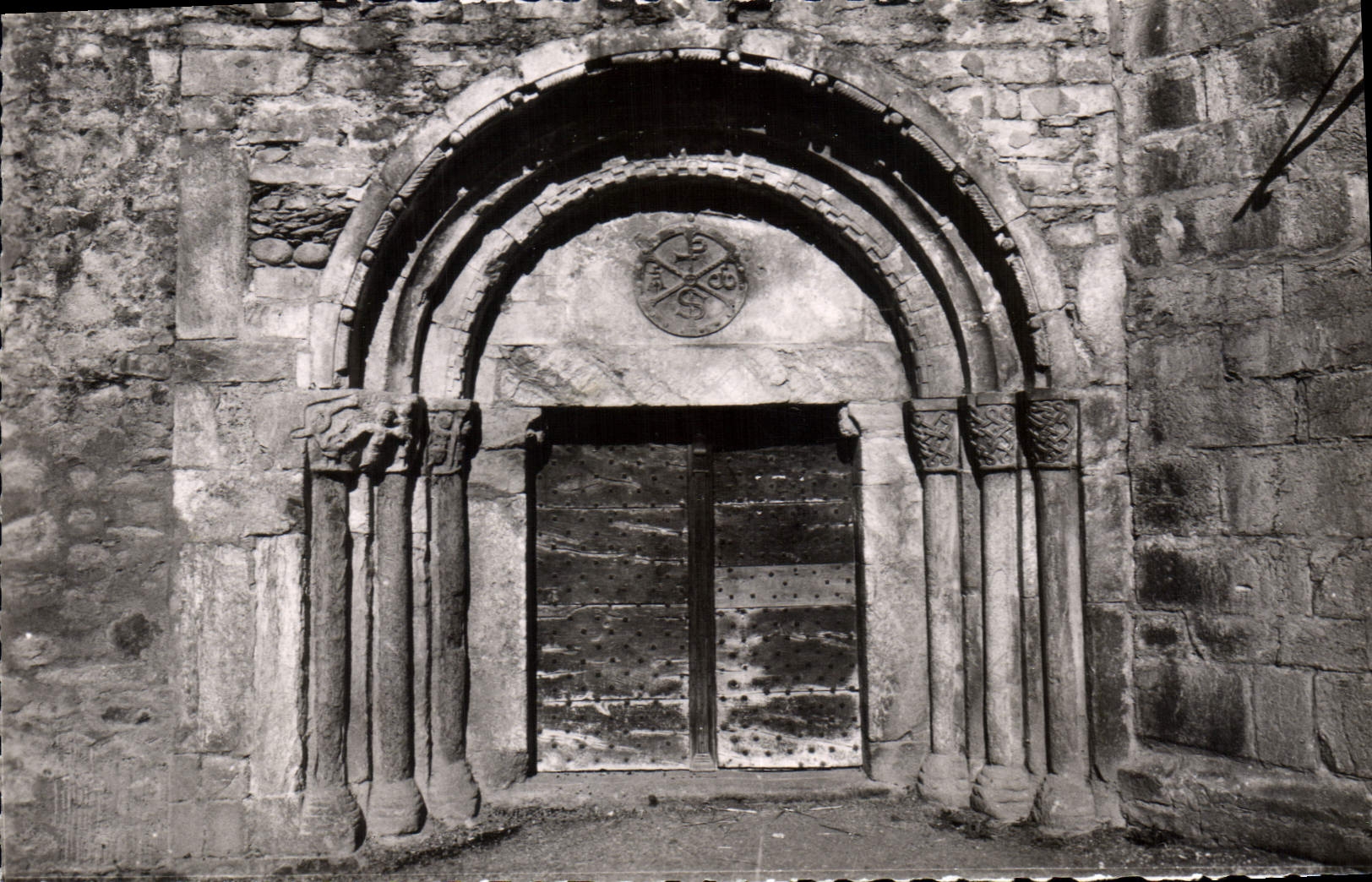 CPM Arreau Htes Pyrenees Portail roman du XIe siecle de la chapelle St Exupere classee monument hist