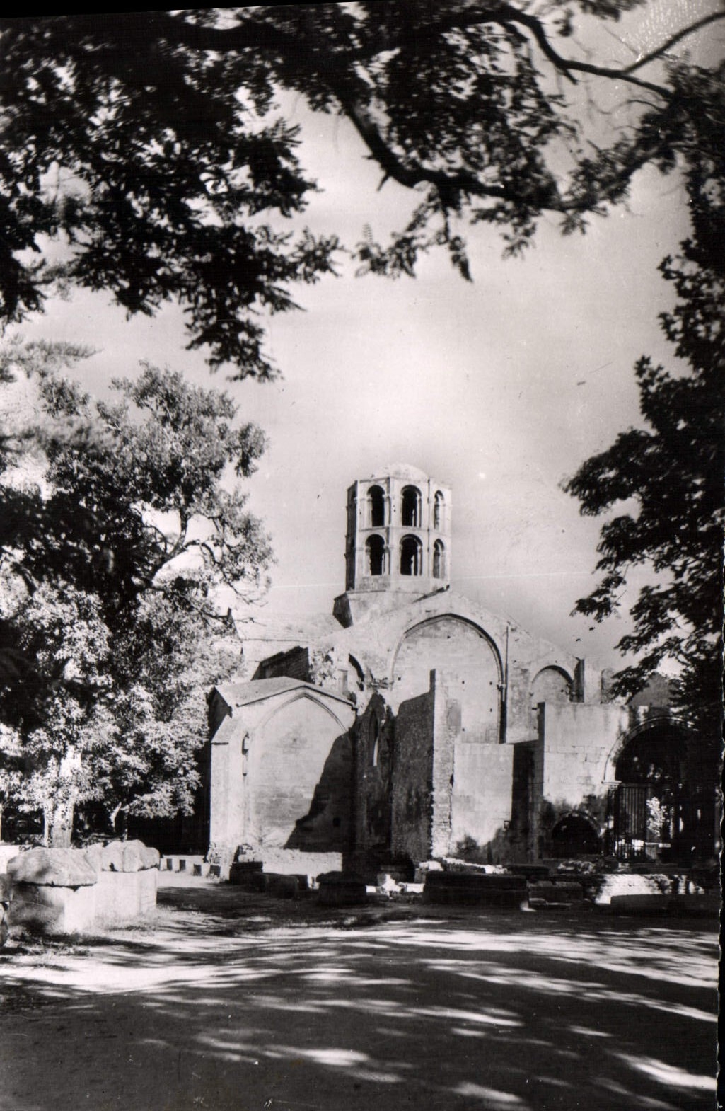 CPM Arles B du Rh Chapelle des Alyscamps 