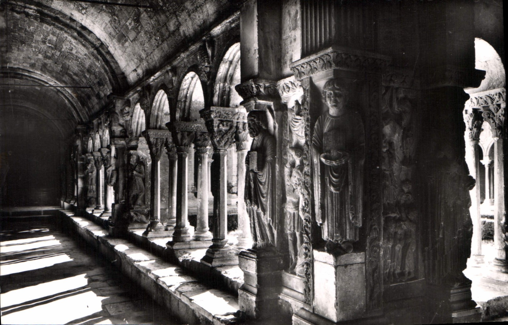 CPM Arles B du Rh Le Cloitre St Trophime 