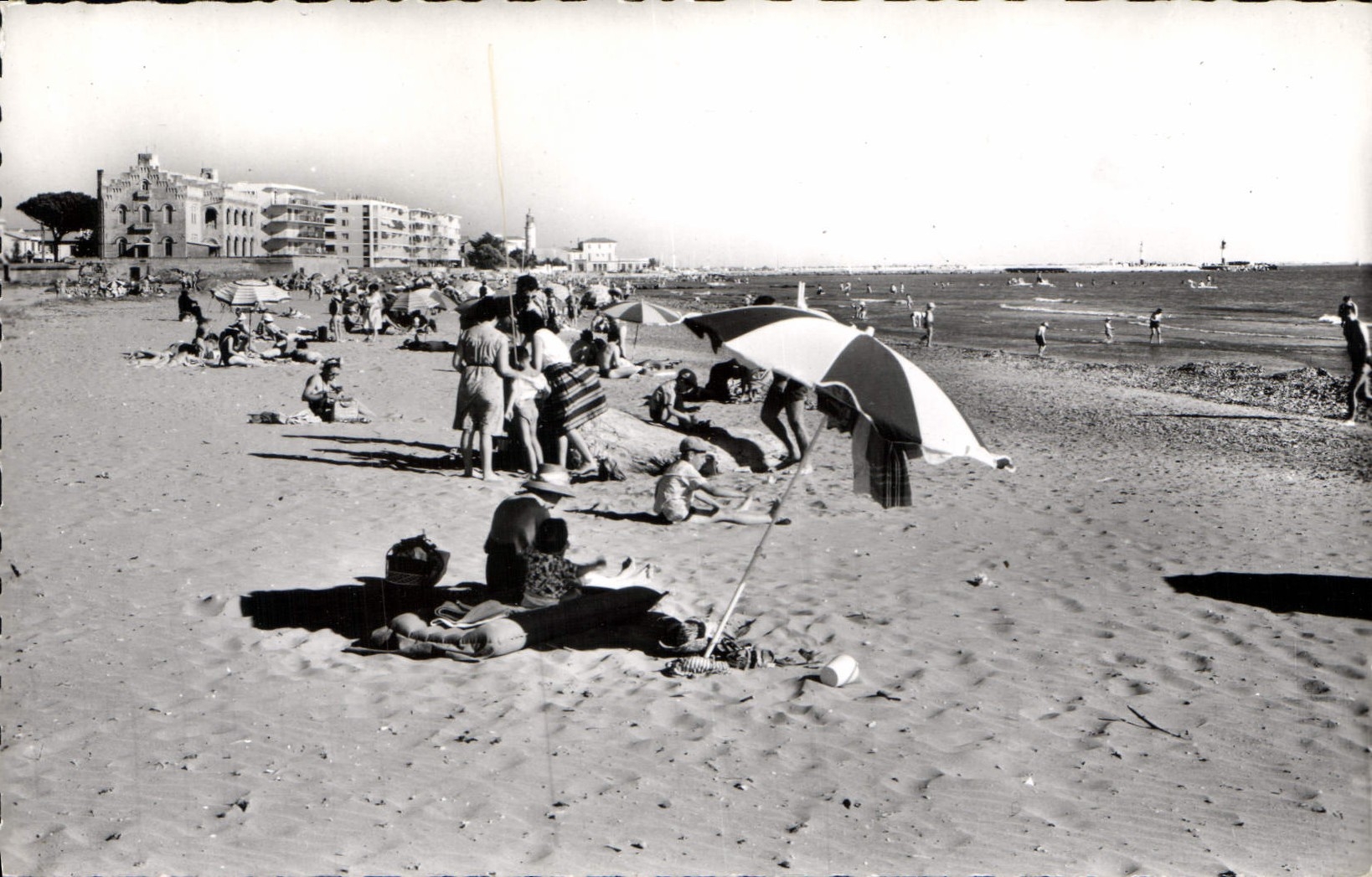 CPM Le Grau du Roi Gard La Plage au fond les jetees 
