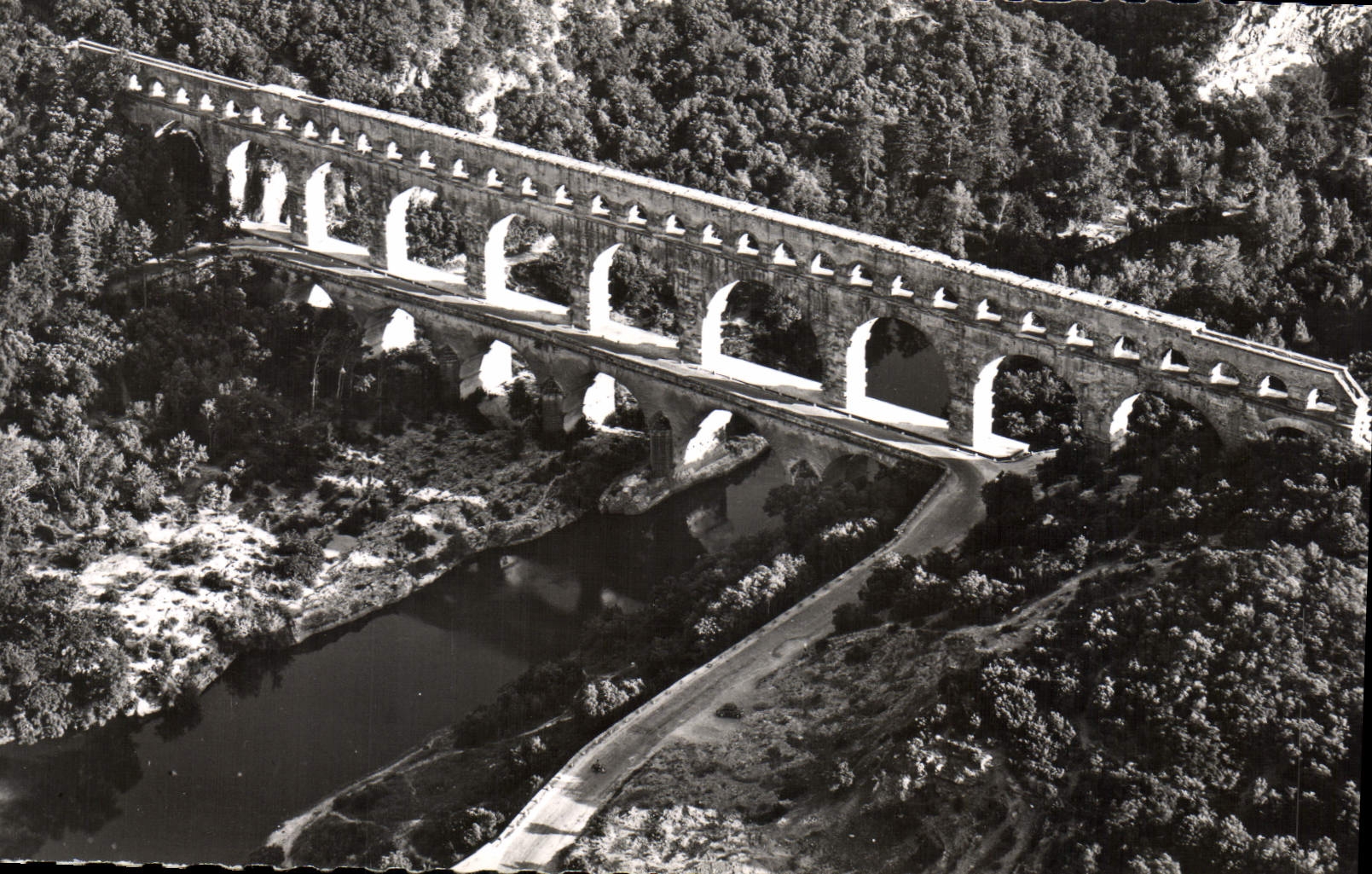 CPM Le Pont du Gard Gard Aqueduc romain construit avant l'ere chretienne sur l'ordre d'Agrippa pour 