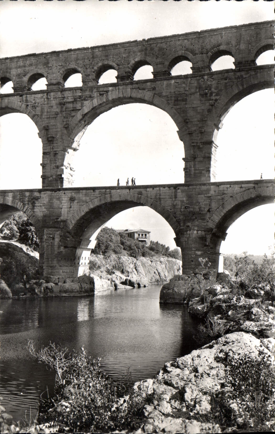 CPM Le Pont du Gard Gard Aqueduc romain construit avant l'ere chretienne sur l'ordre d'Agrippa pour 