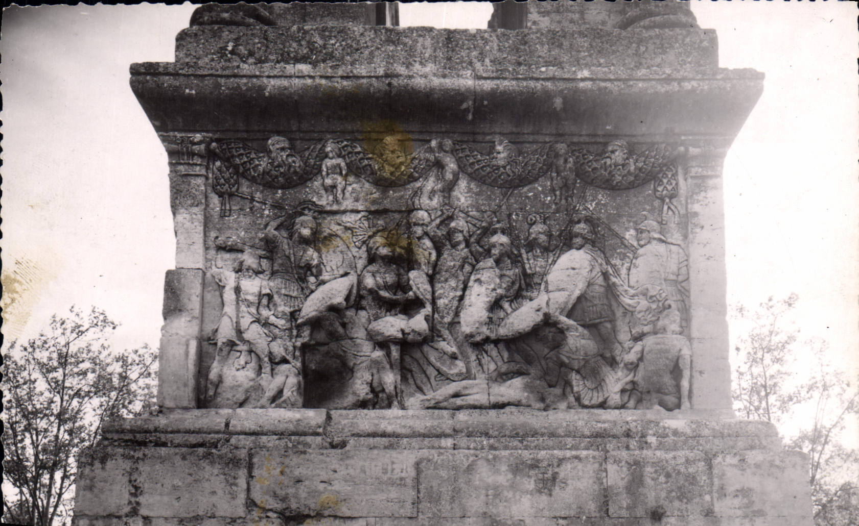 CPM Bas relief de mausolee