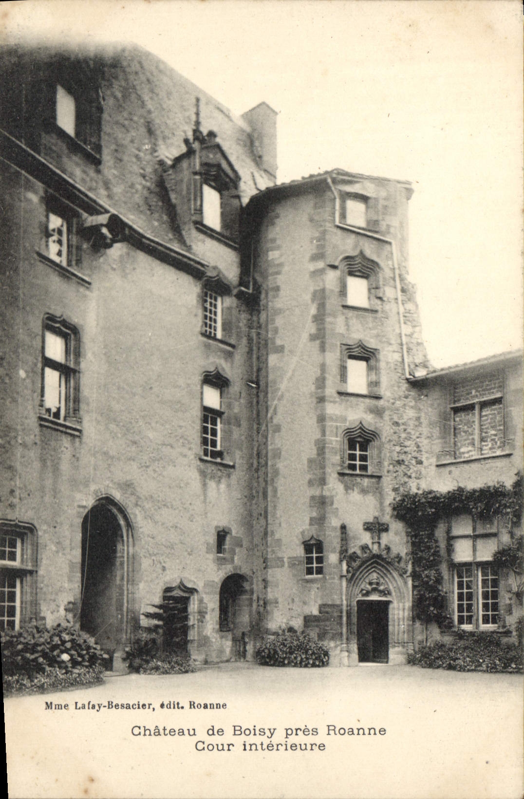 CPA Chateau de Boisy pres Roanne Cour interieure