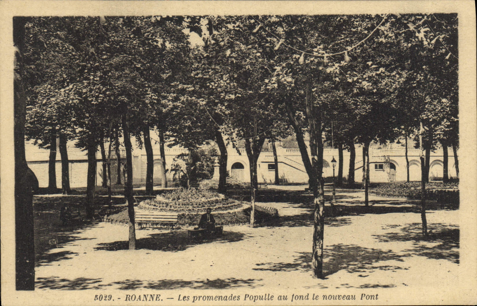 CPA Roanne les Promenades Populle au fond le Nouveau Pont 