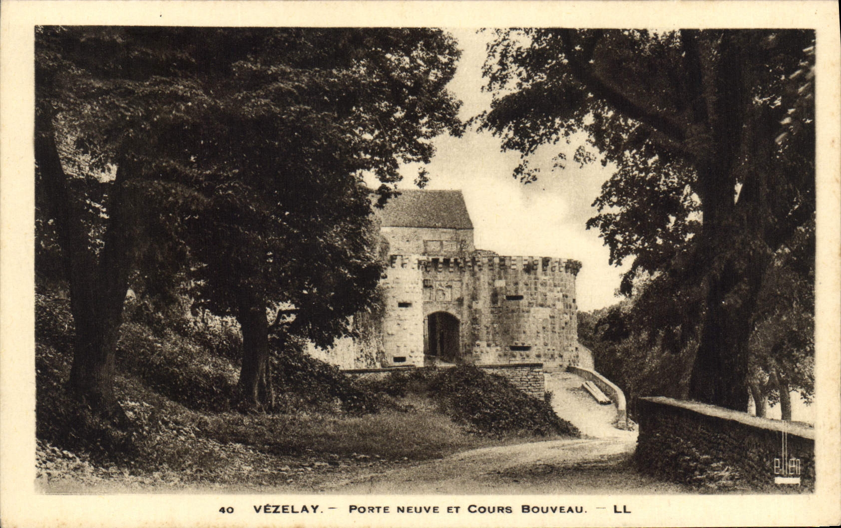 CPA Vezelay Porte Neuve et Cours Bouveau