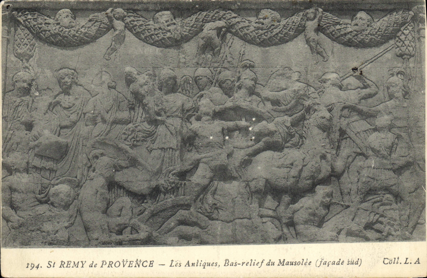 CPA St Remy de Provence les Antiques Bas relief du Mausolee facade Sud