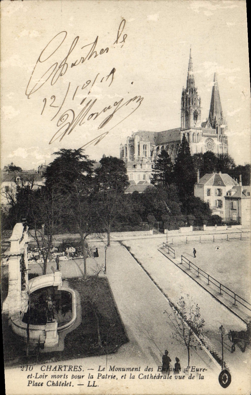 CPA Chartres le Monument des Enfant d'Eure et Loire Morts pour la Patrie et la Cathedrale vue de la