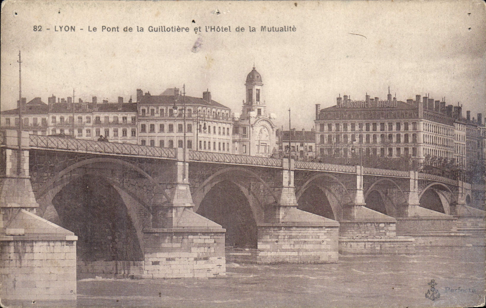 CPA Lyon le Pont de la Guillotiere et l'hotel de la Matualite 