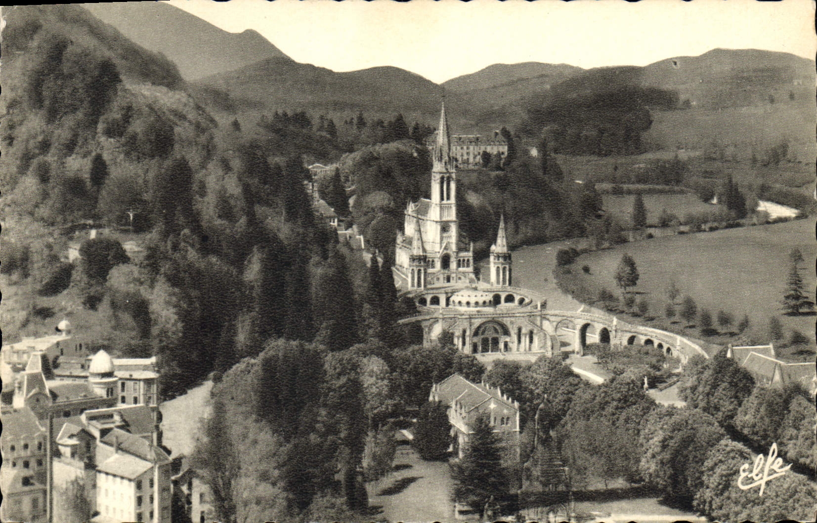CPA Lourdes vue plongeante sur la Basilique 