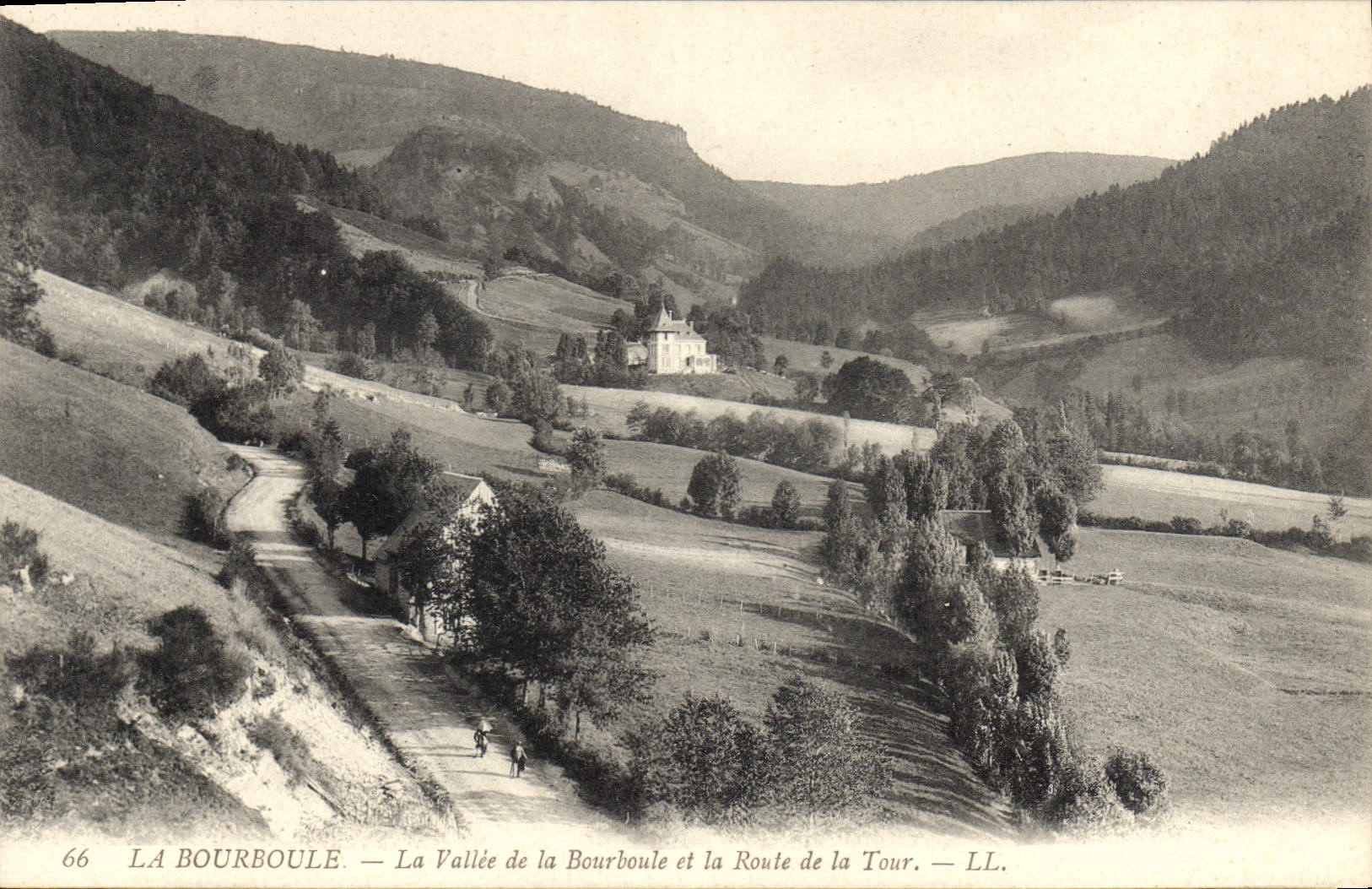 CPA La Bourboule la Vallee de La Bourboule et la Route de la Tour