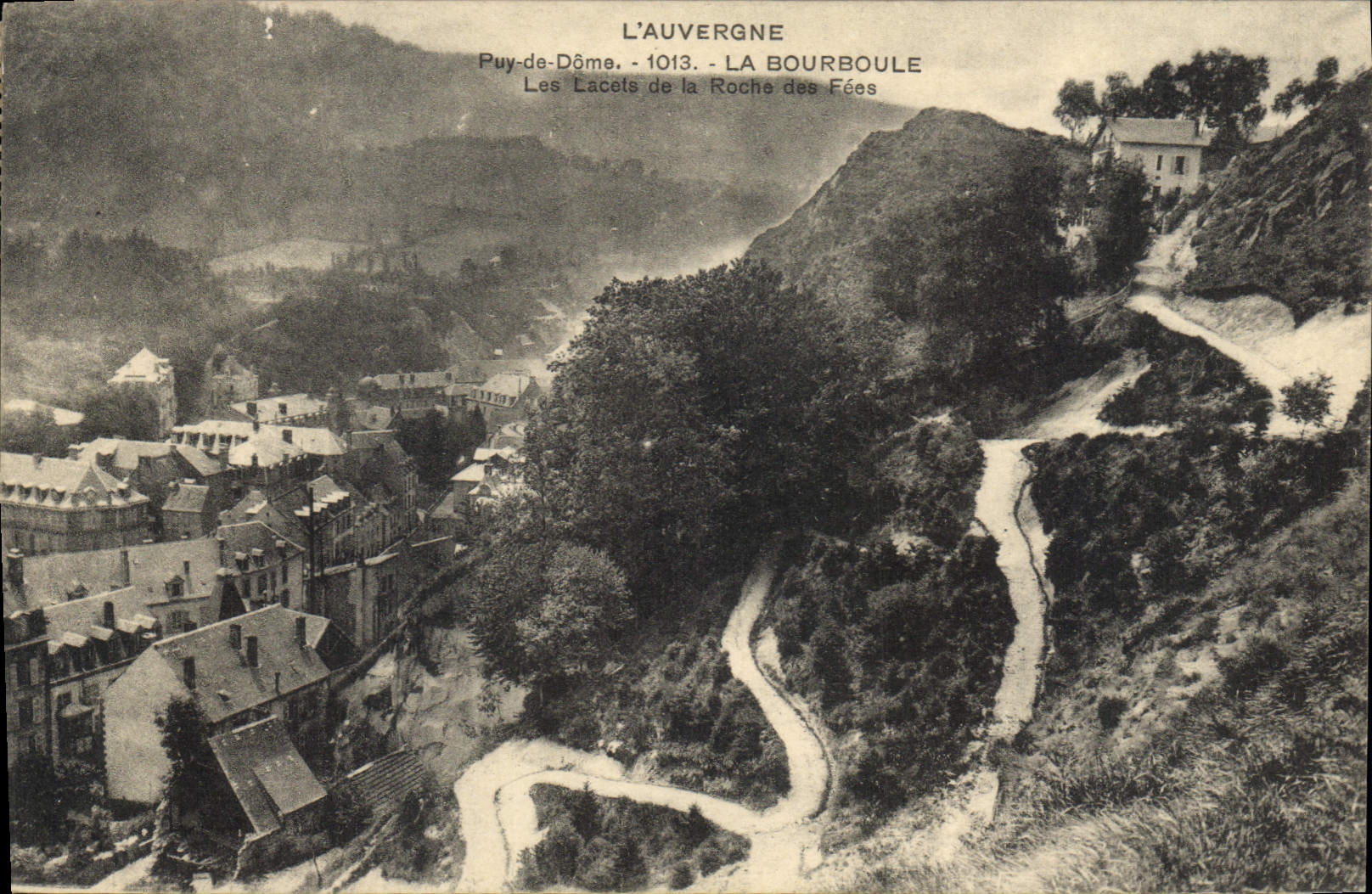 CPA L'Auvergne Puy de Dome La Bourboule les Lacets de la roche des Fees