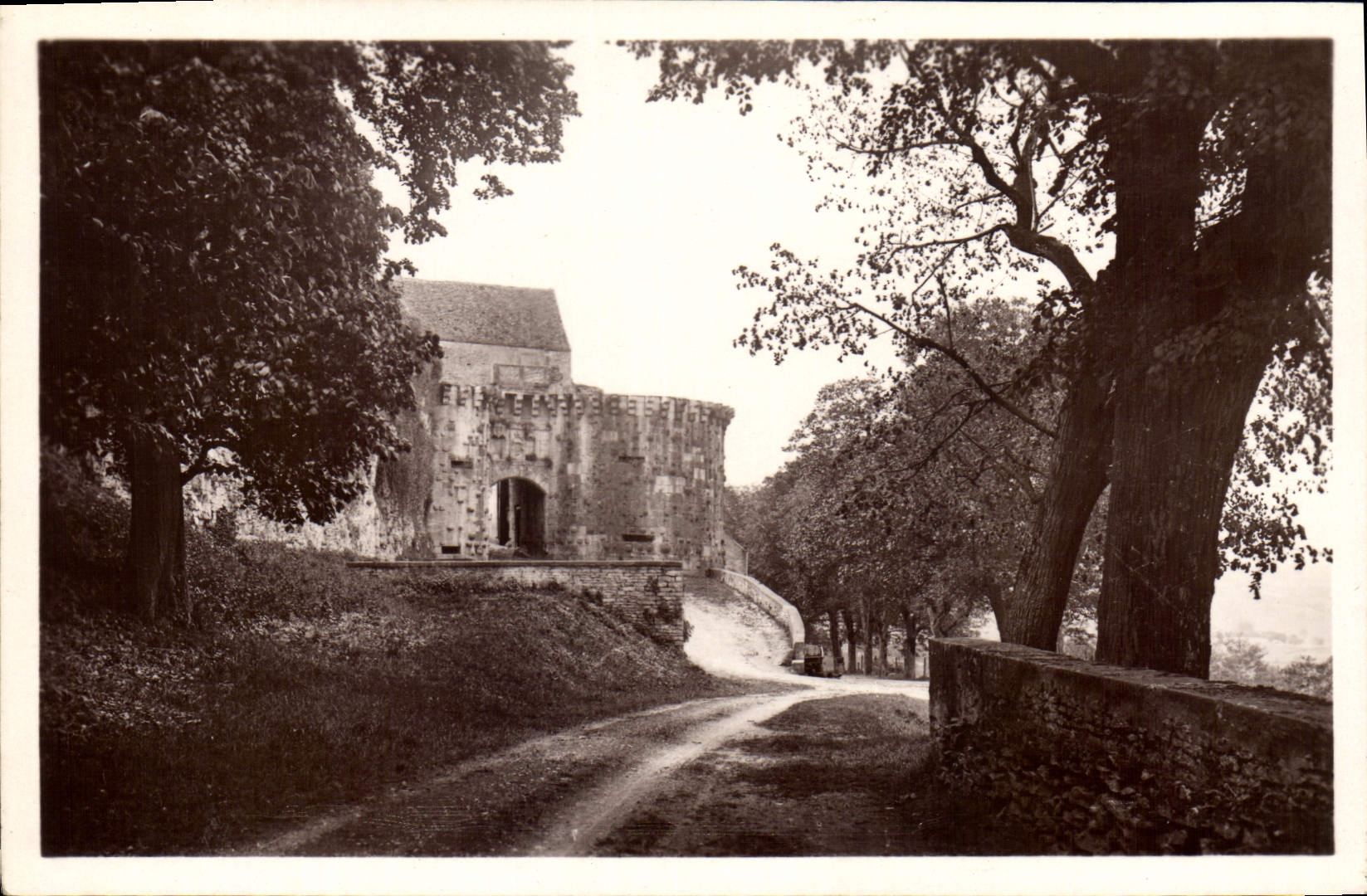 CPA Vezelay Promenade des Fosses et la Porte Neuve