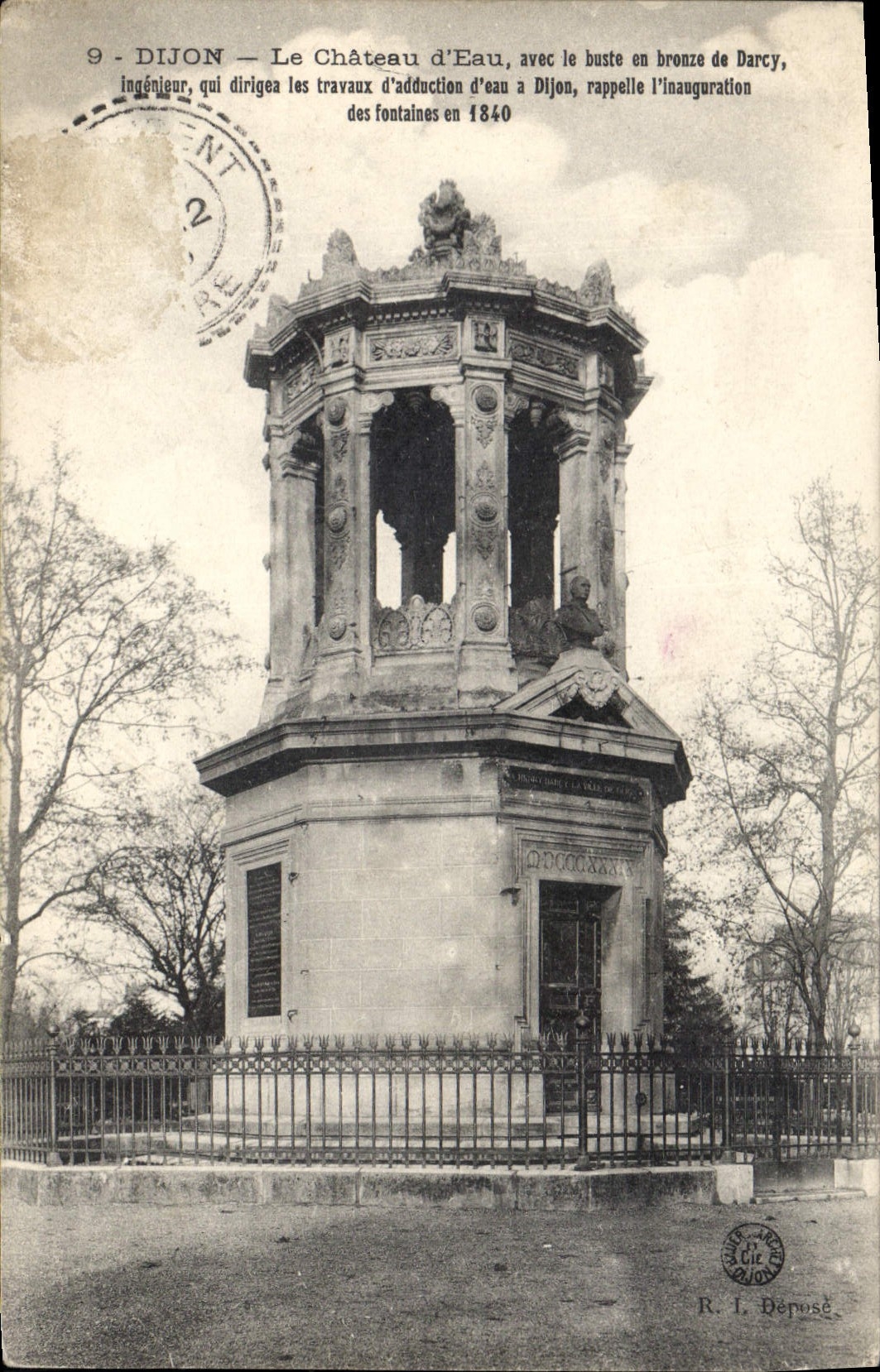 CPA Dijon le chateau d'Eau avec le buste en bronze de Darcy 