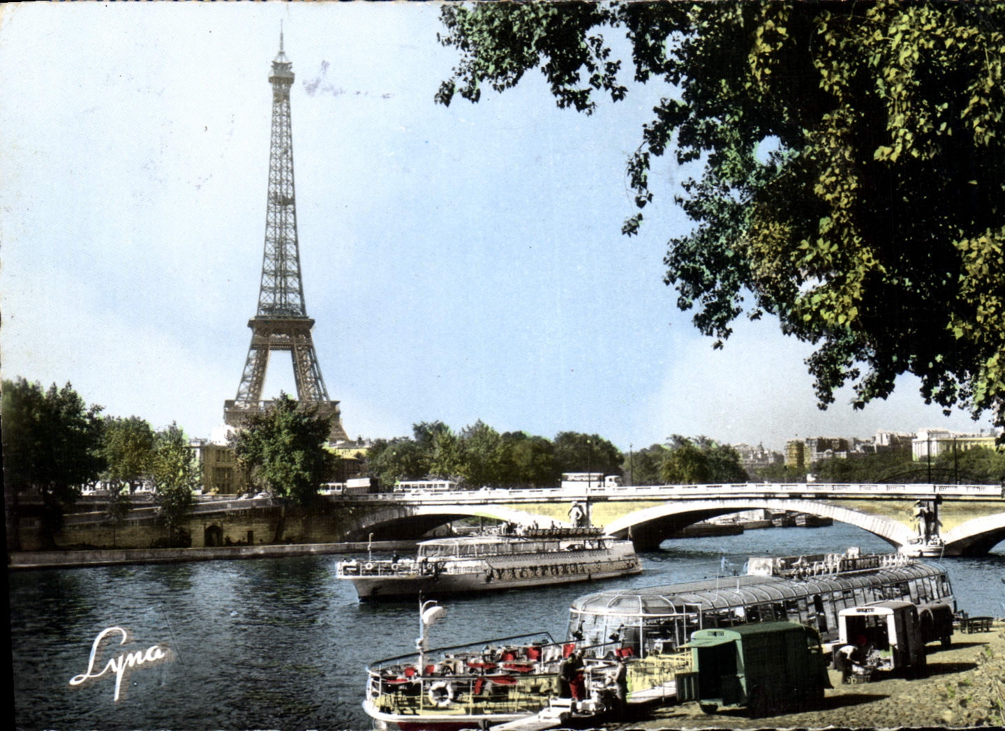 CPA Paris la Tour Eiffel et les Bateaux Mouches Parisiens 