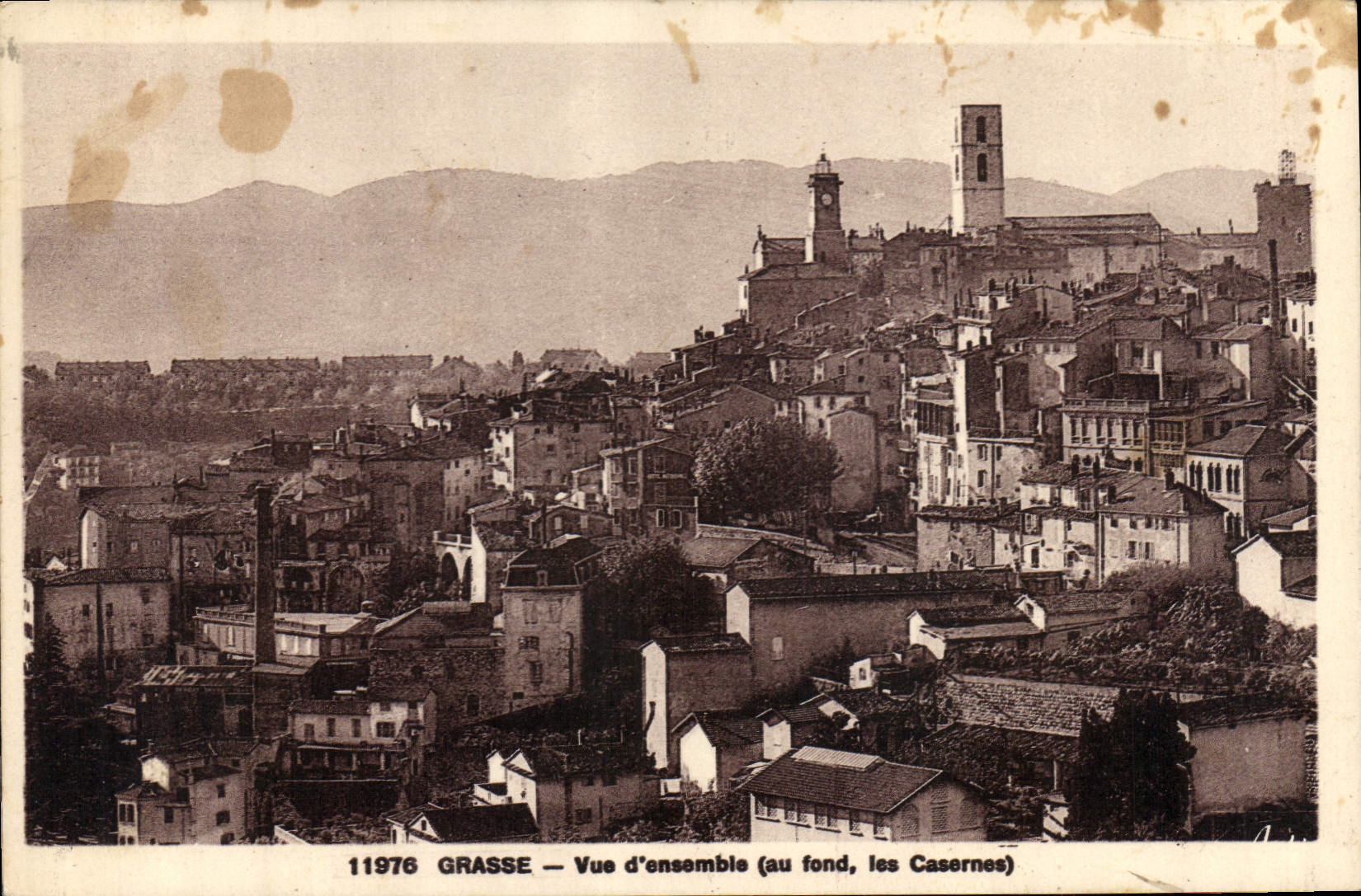 CPA Grasse vue d'ensemble au fond les Casernes 