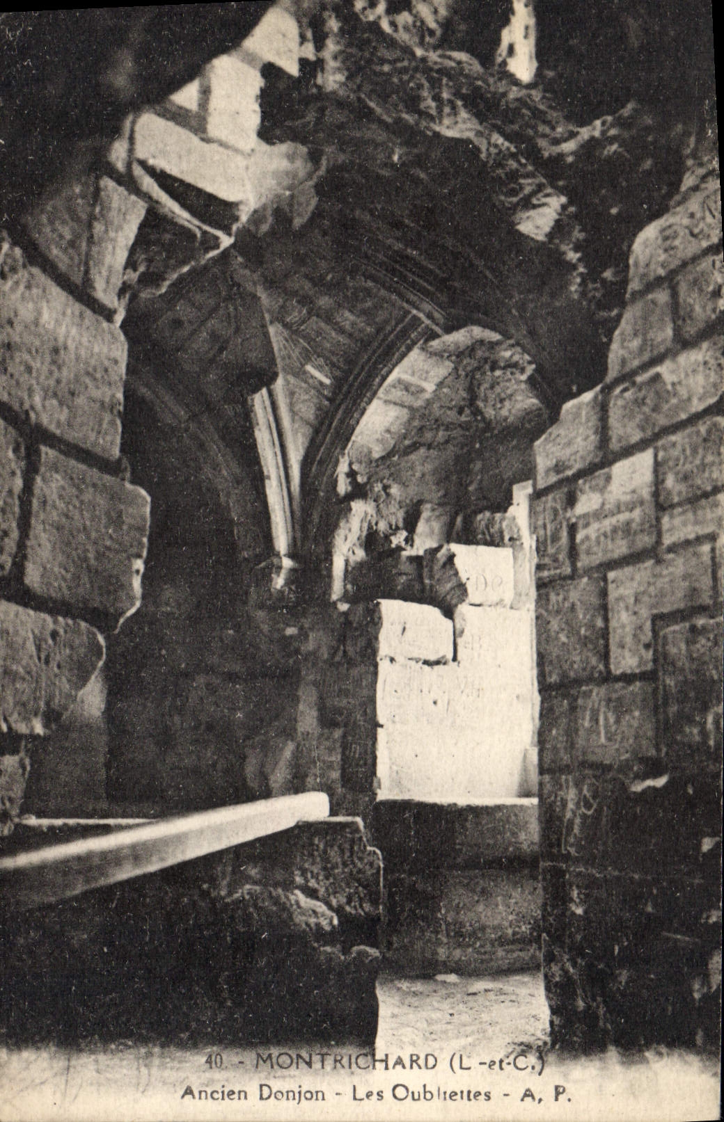 CPA Montrichard L et C Ancien Donjon Les Oubliettes