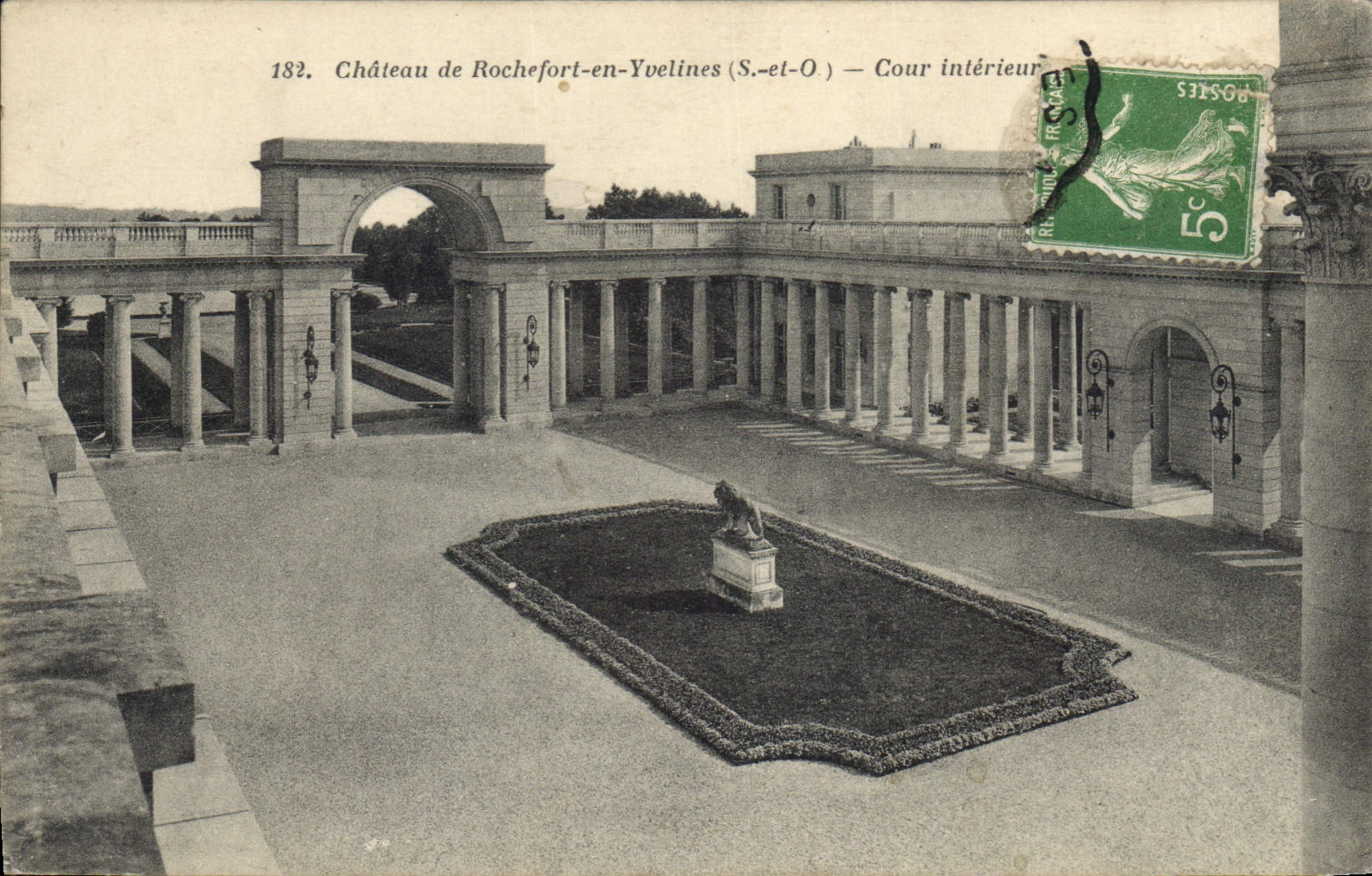 CPA Chateau de Rochefort en Yvelines S et O Cour Interieur