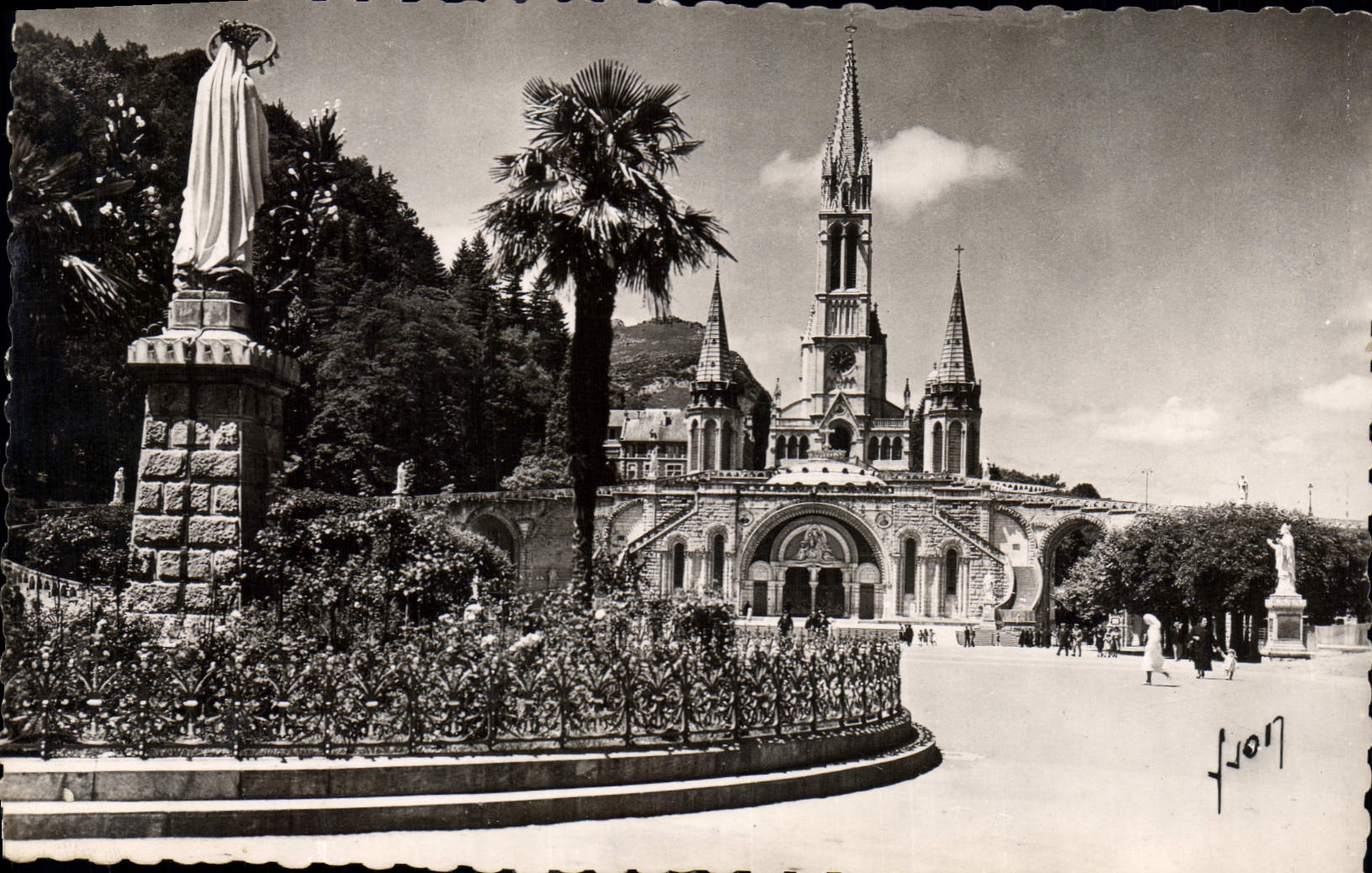 CPA Lourdes Htes Pyrenees La Basilique et la Vierge de l'Esplanade 