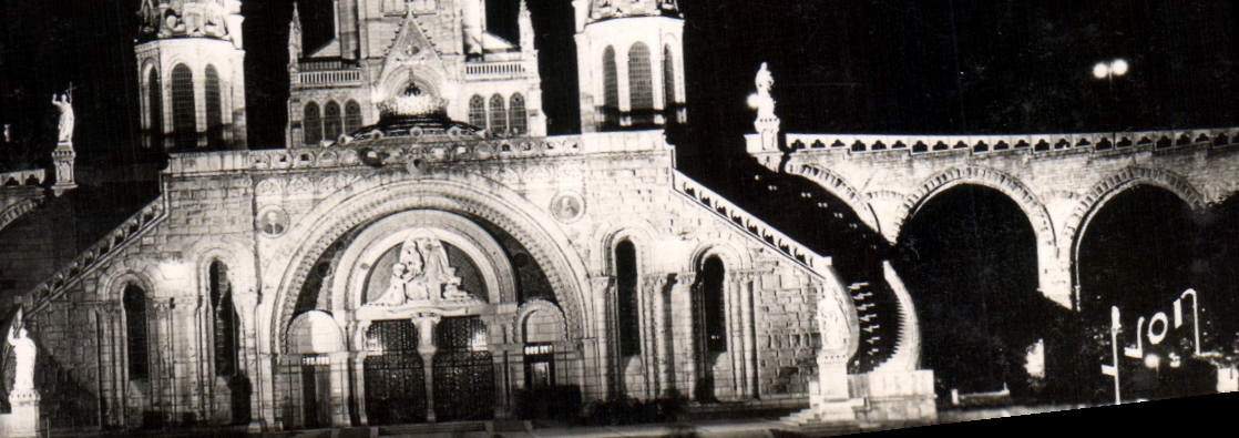 CPA Lourdes Htes Pyrenees La Basilique illuminee 