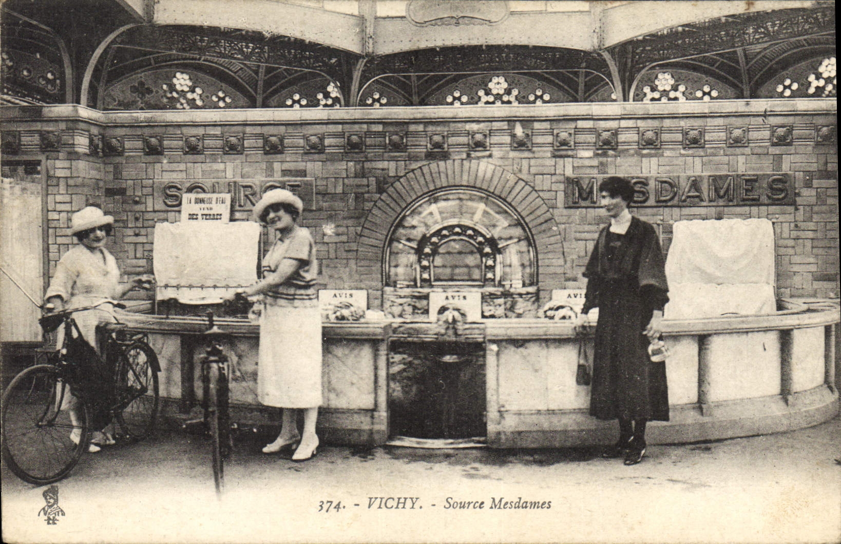 CPA Vichy Source Mesdames Velo Cycle