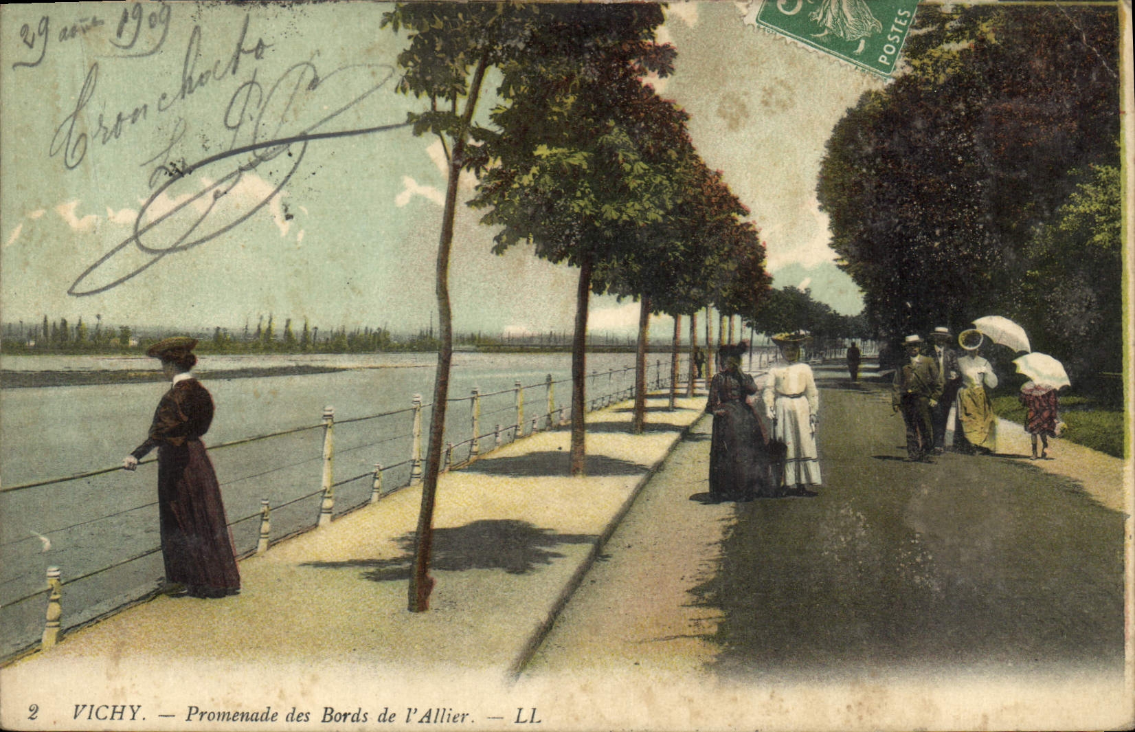 CPA Vichy Promenade des Bords de l'Allier 