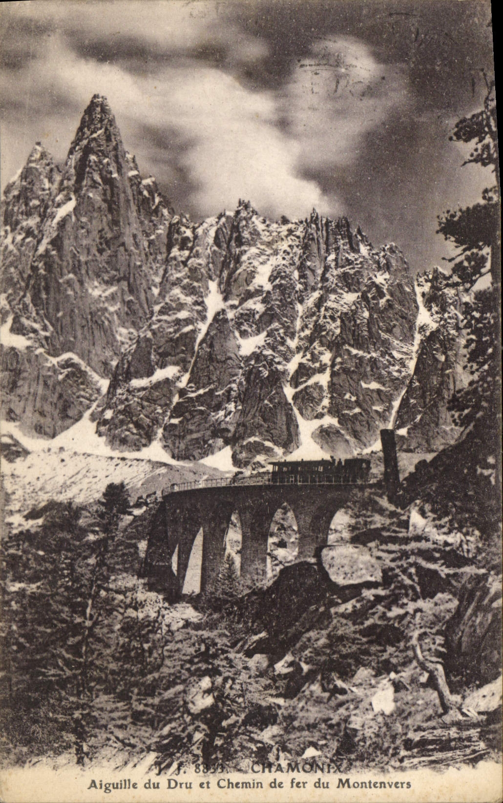 CPA Chamonix Aiguille du Dru et Chemin de fet du Montenvers 