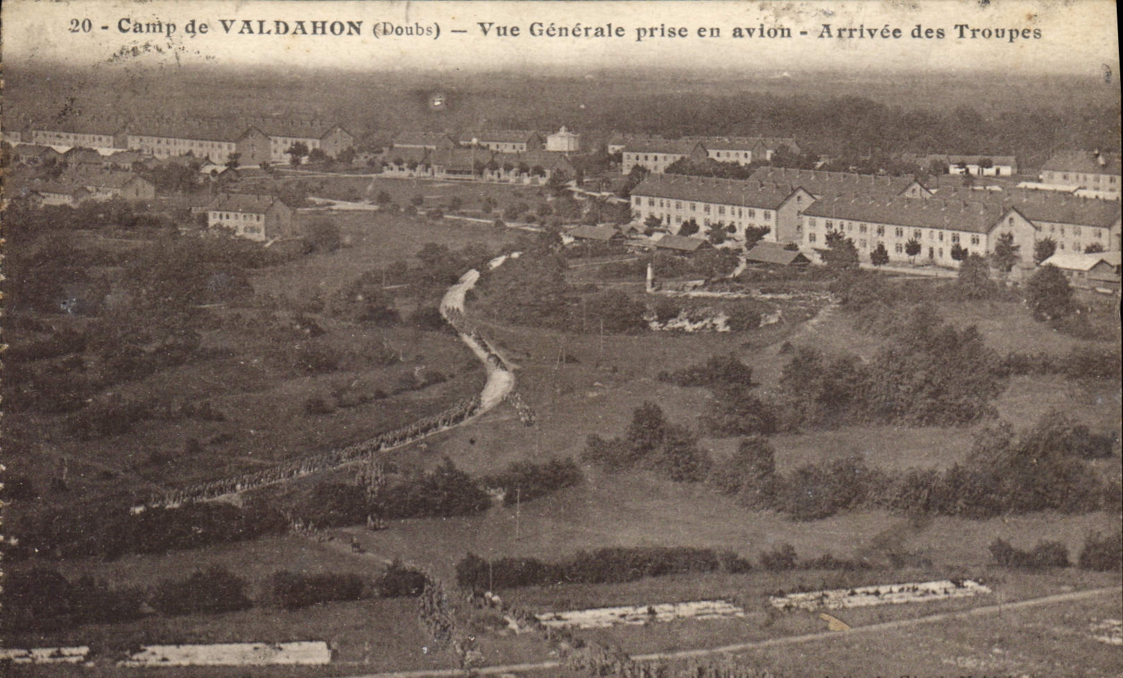 CPA Camp du Valdahon Doubs Vue generale prise en avion Arrivee des Troupes
