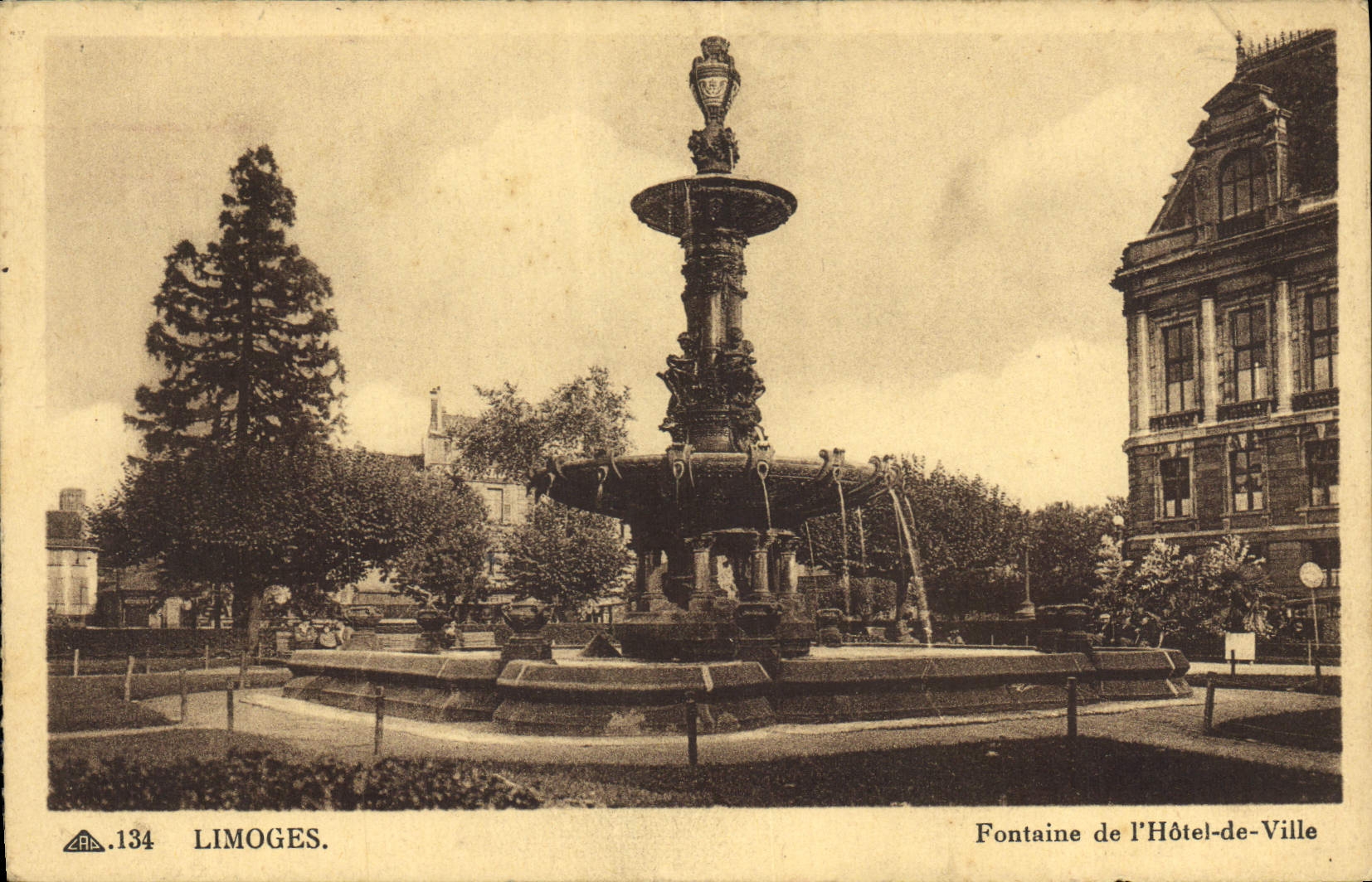 CPA Limoges Fontaine de l'Hotel de Ville 