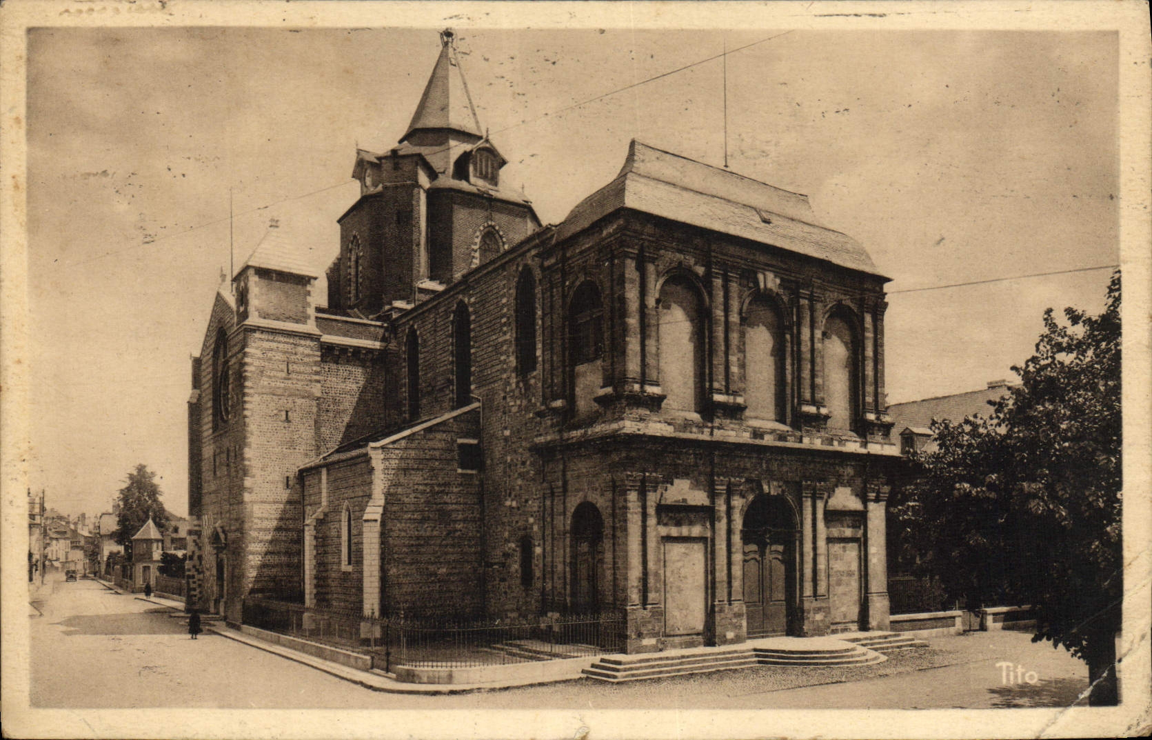 CPA Les Pyrenees Tarbes La Cathedrale
