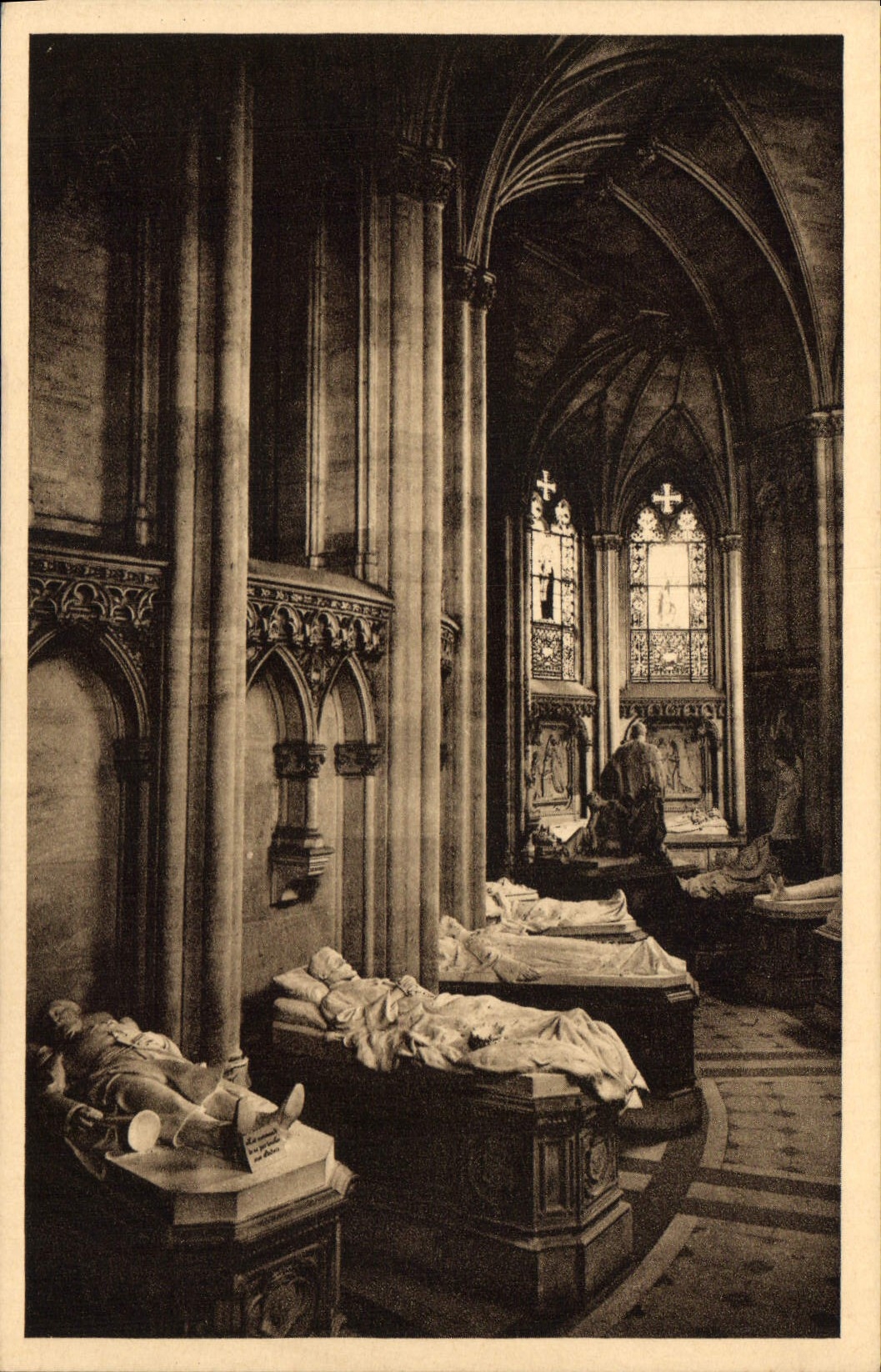 CPA Dreux Chapelle Saint Louis Vue generale des tombeaux