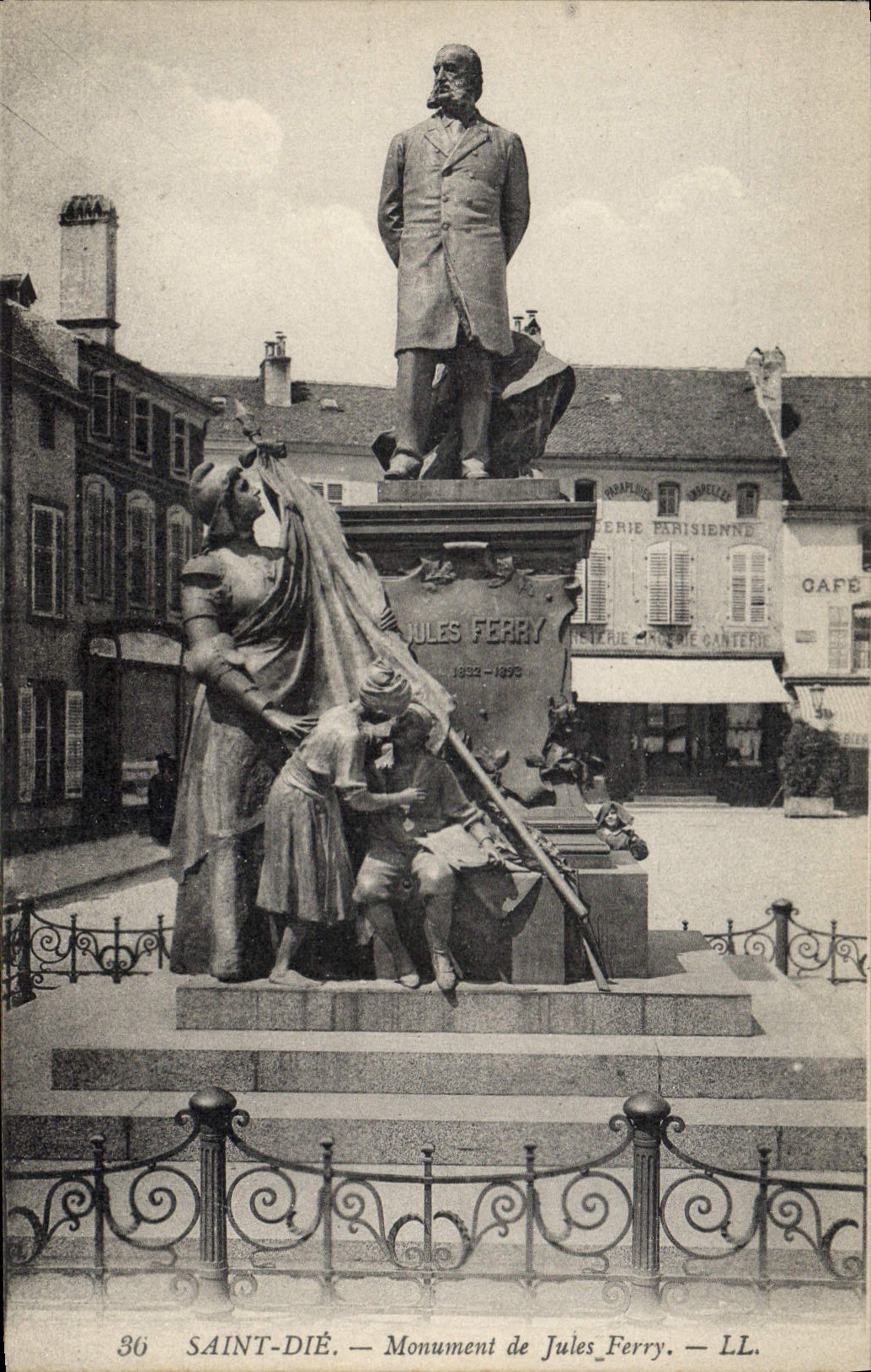 CPA Saint Die Monument de Jules Ferry