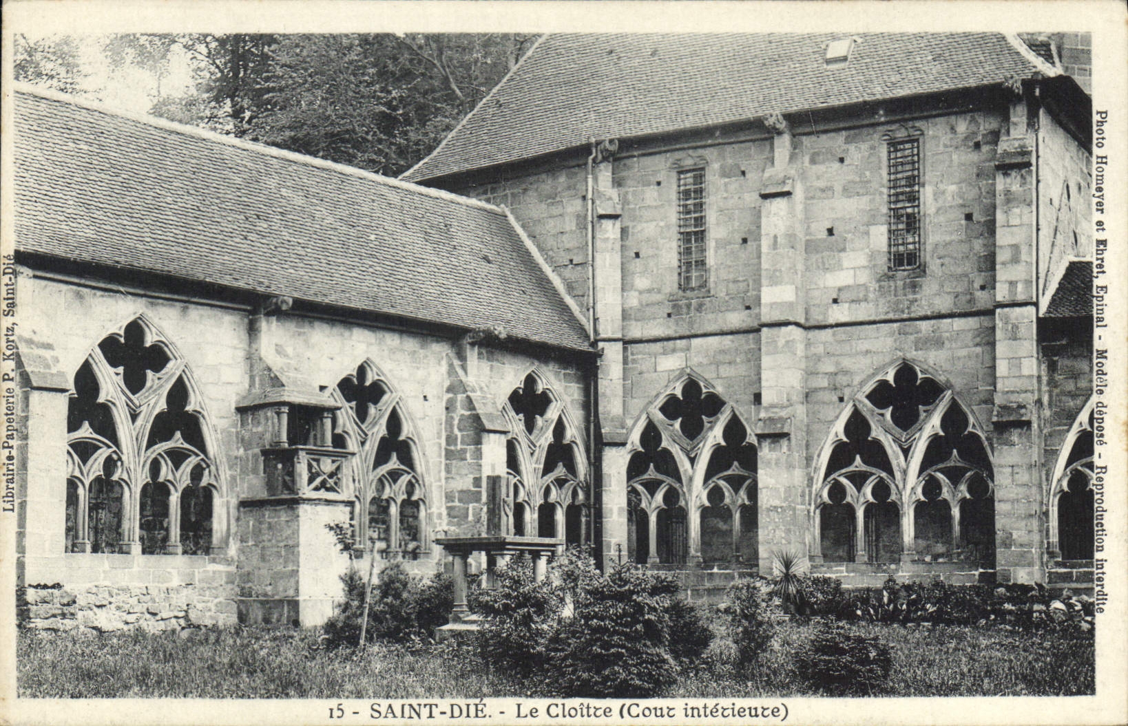 CPA Saint Die Le Cloitre Cour interieure 