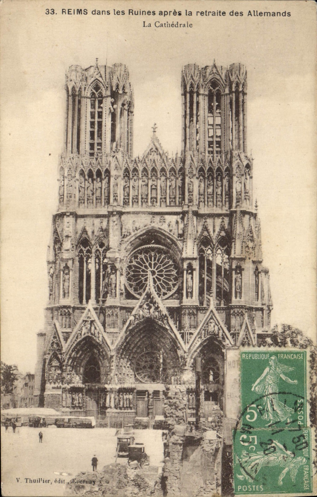CPA Reims dans les Ruines apres la retaite des Allemands La Cathedrale 