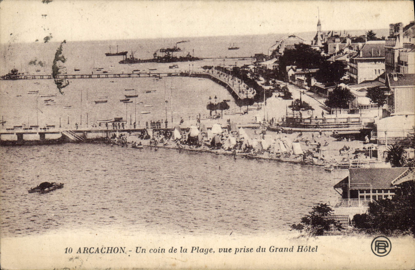 CPA Arcachon Un Coin de la Plage vue prise du Grand Hotel 