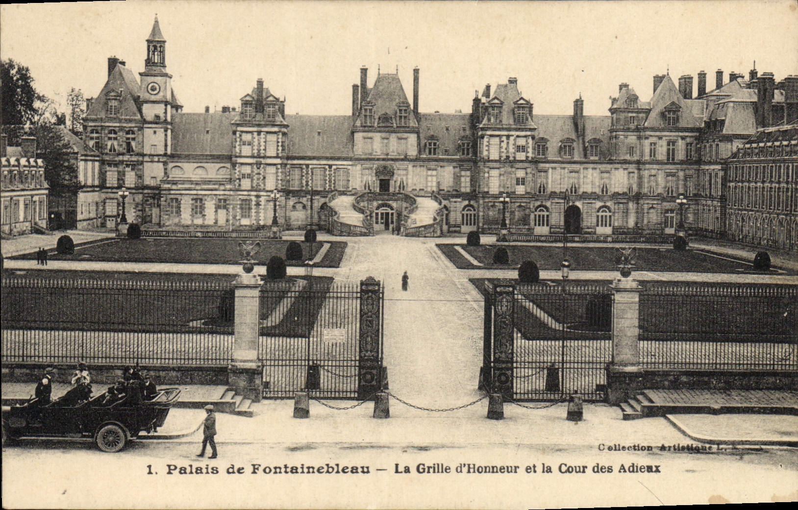 CPA Palais de Fontainebleau La Grille d'Honneur et la Cour des Adieux 