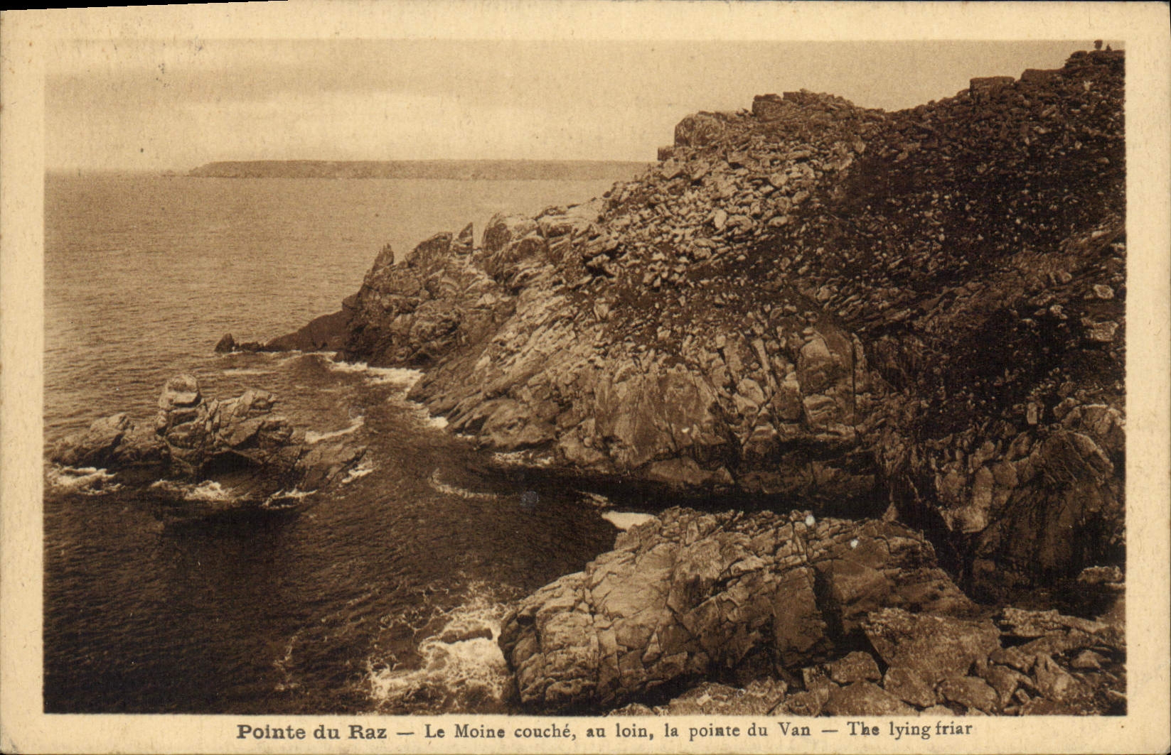 CPA Pointe du Raz Le Moine couche au loin du Van 