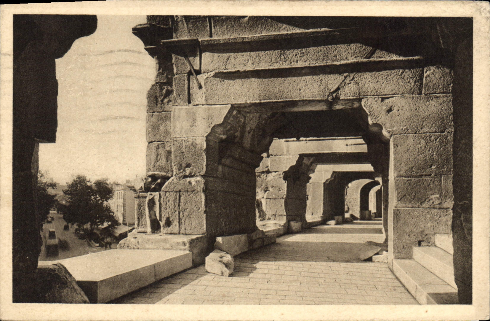 CPA Nimes Les Arenes Galeries exterieures