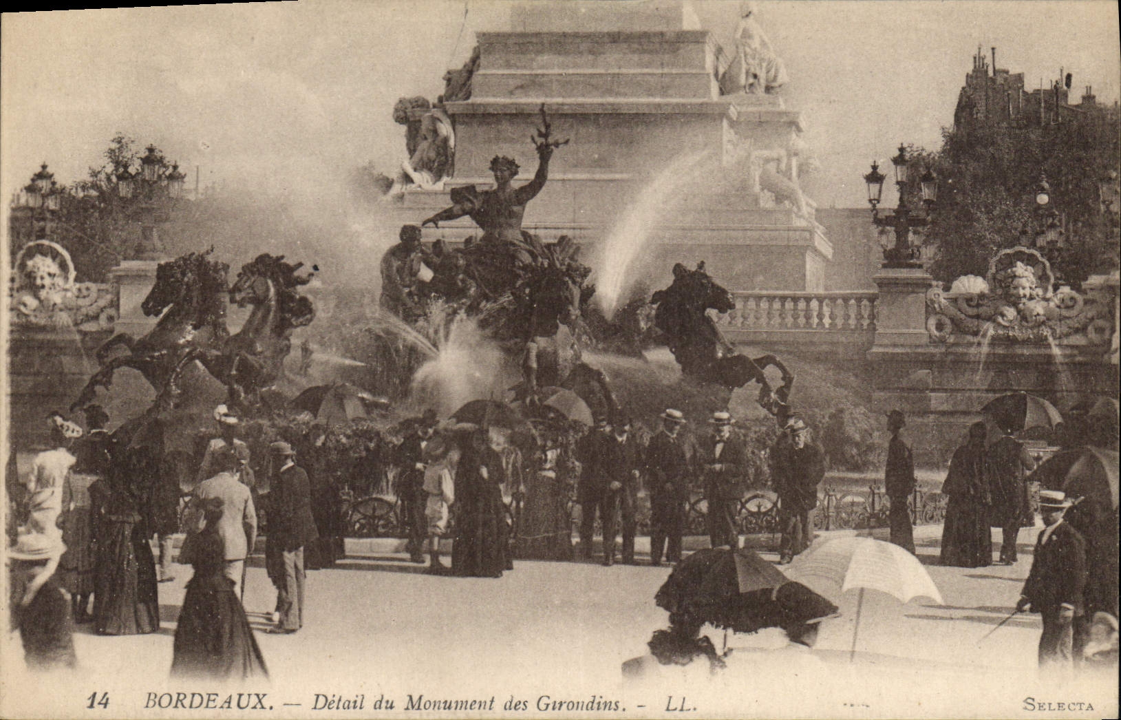 CPA Bordeaux Detail de Monument des Garoudins 