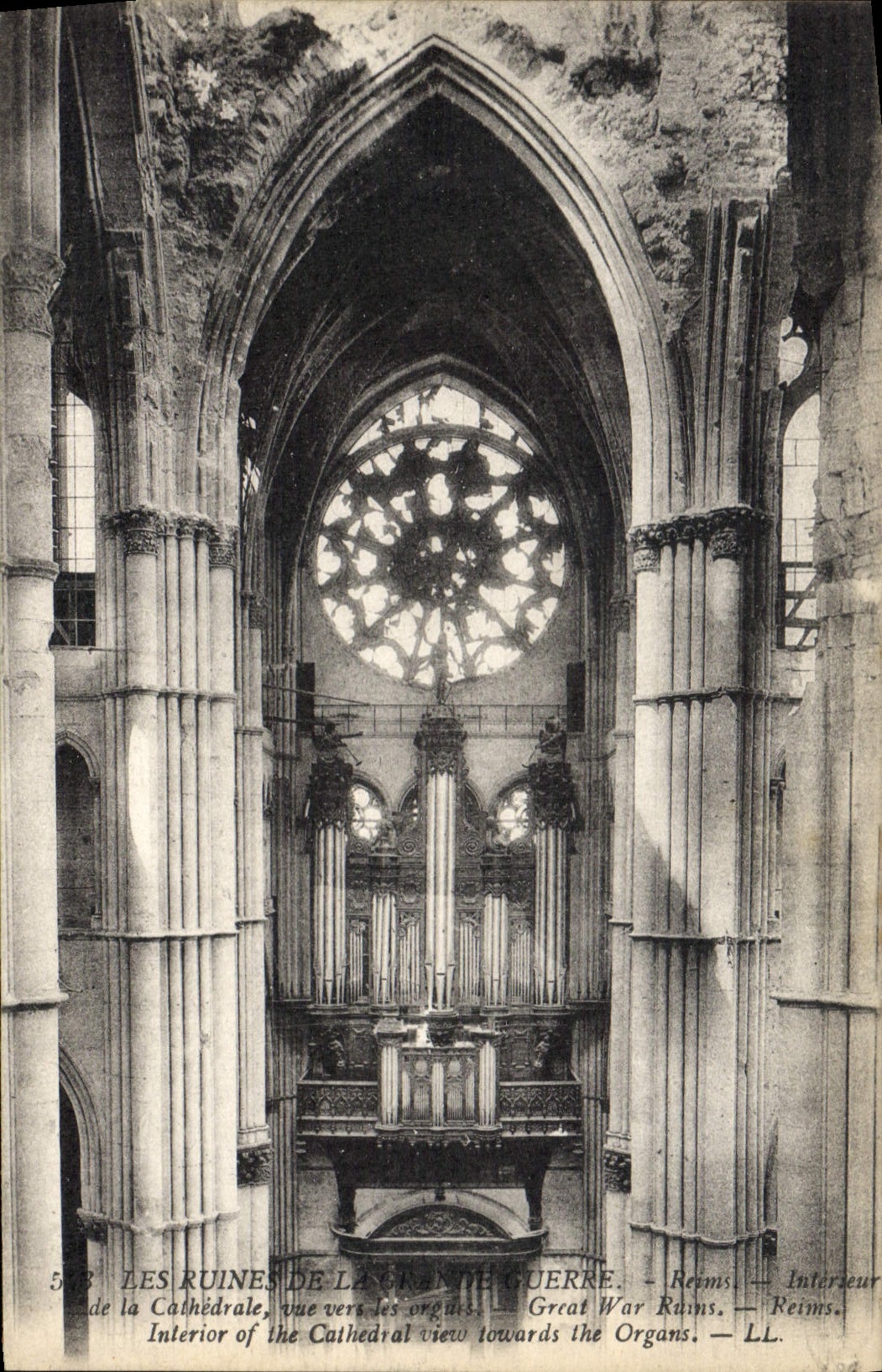 CPA Les Ruines de la Guerre Reims Interieur de la Cathedrale 