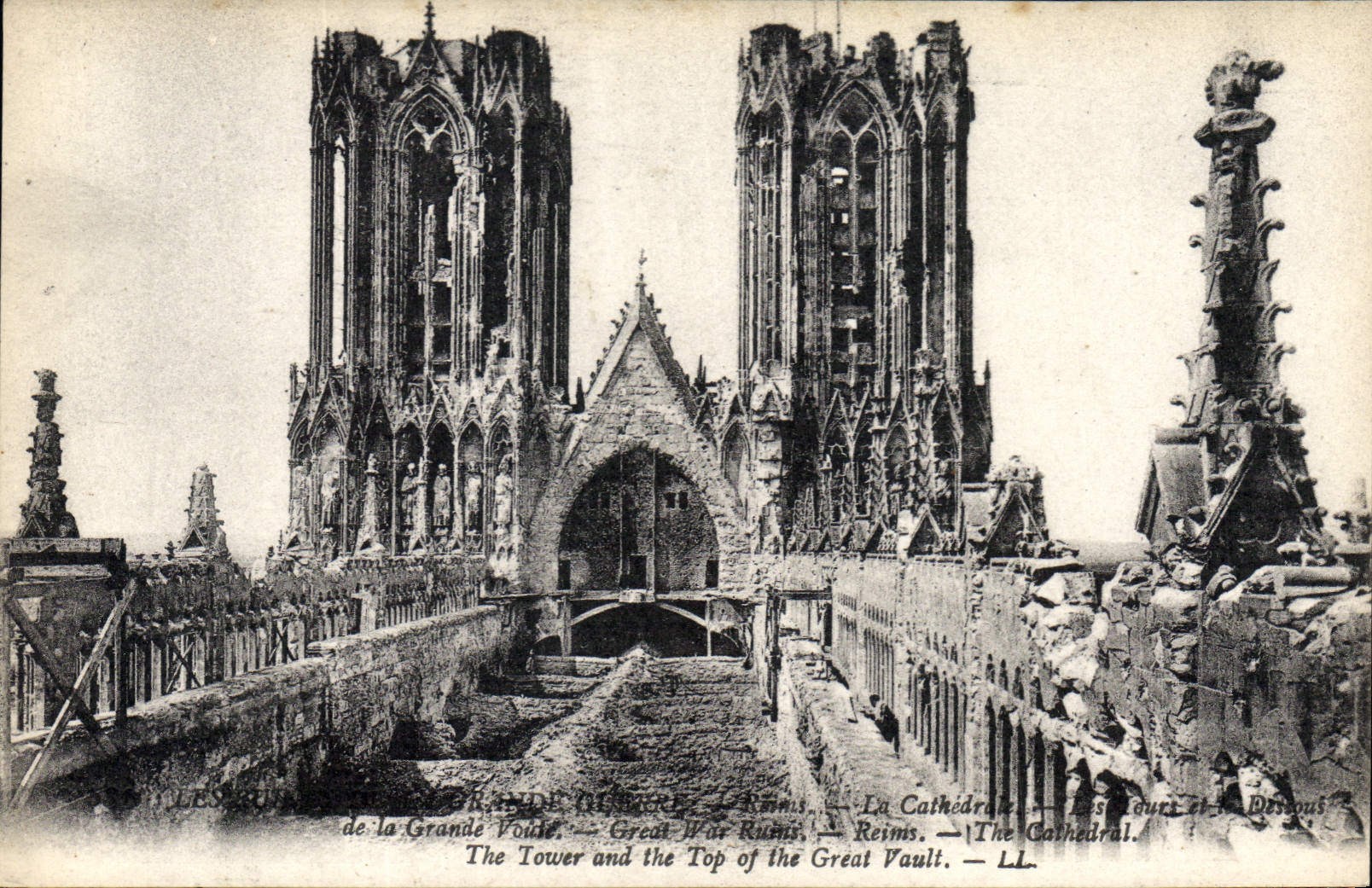 CPA Les Ruines de Guerre La Cathedrale 