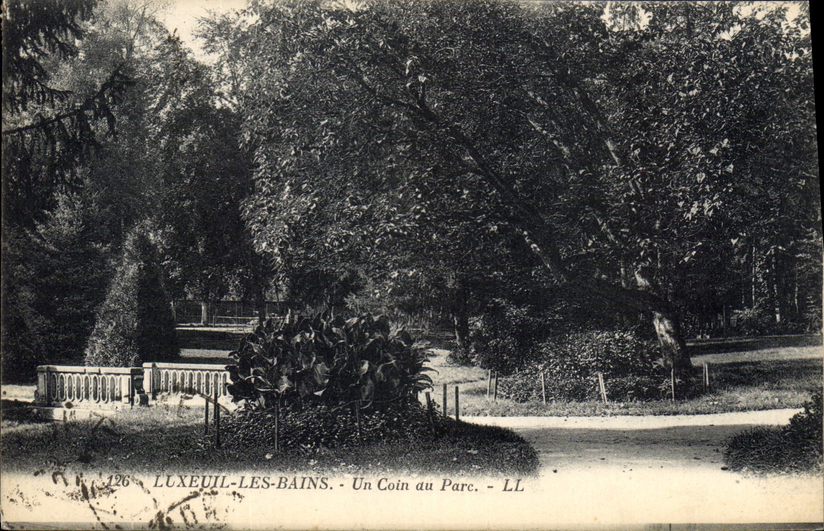 CPA Luxeuil les Bains Un Coin au Parc