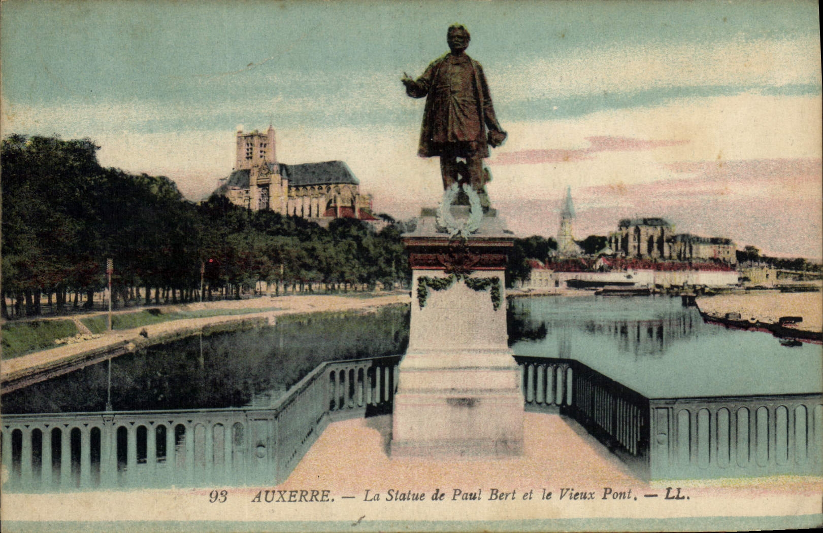 CPA Auxerre La Statue de Paul Bert et le Vieux Pont 