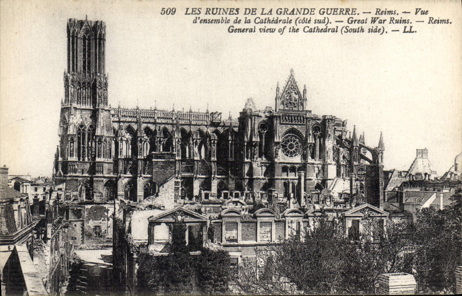 CPA Les Ruines de la Grande Guerre Reims Vue d'Ensemble de la Cathedrale cote sud 