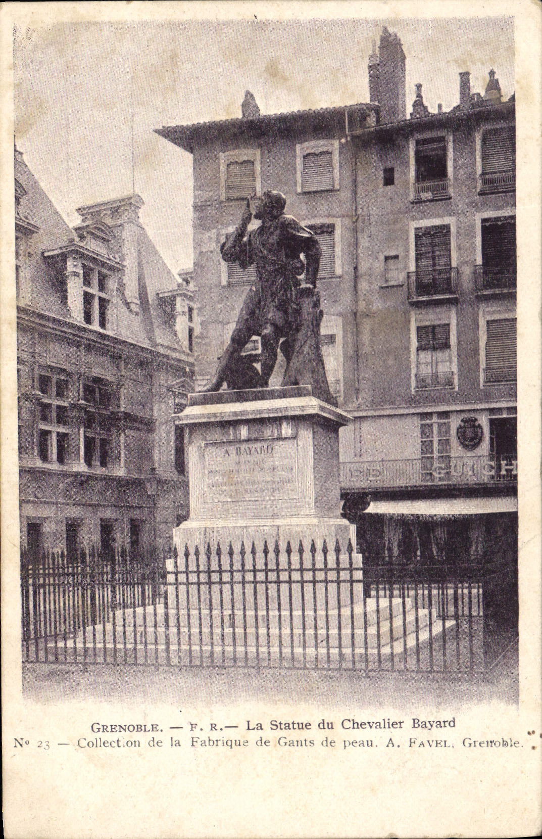 CPA Grenoble F R La Statue du Chevalier Bayard
