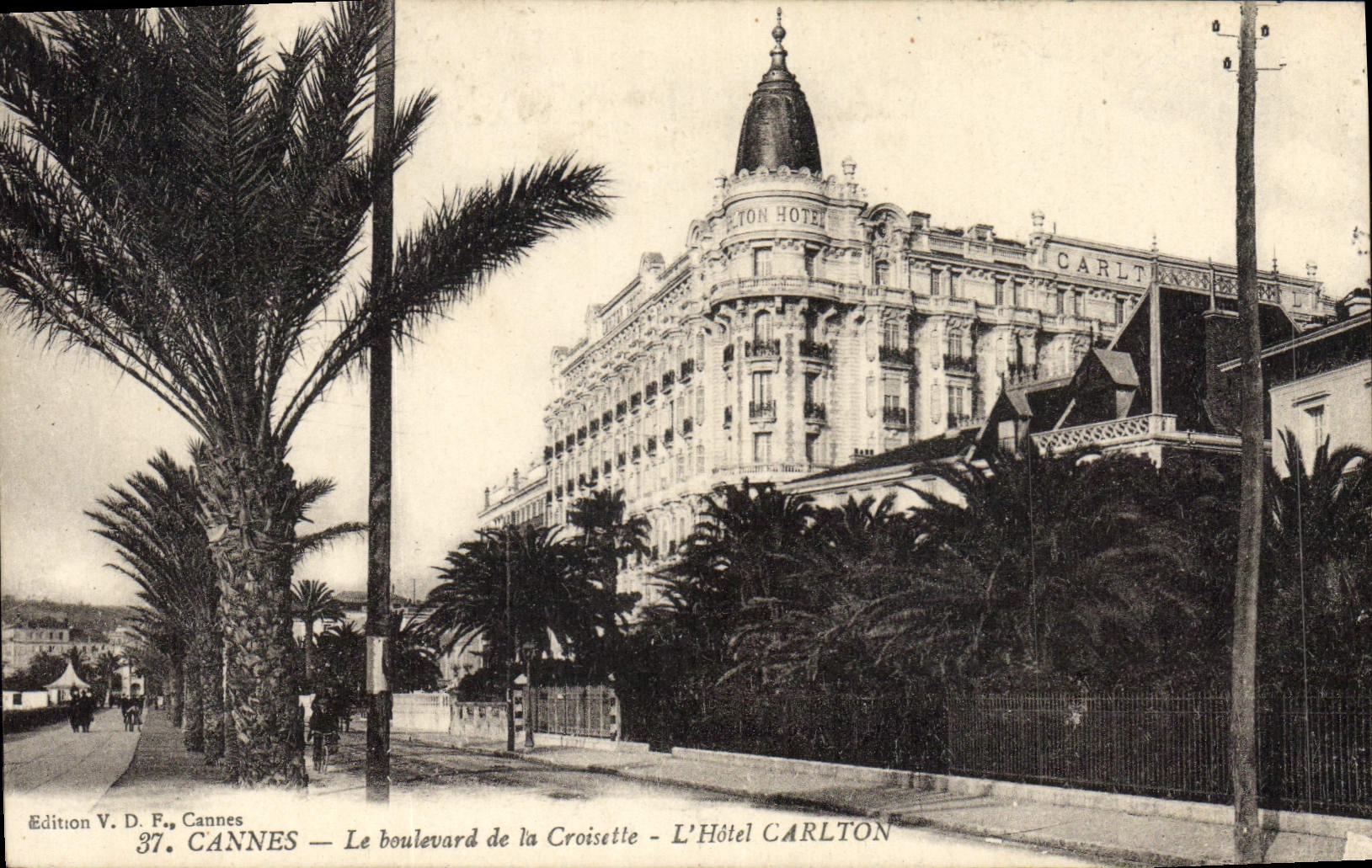 CPA Cannes Le boulevard de la Croisette L'Hotel Carlton 