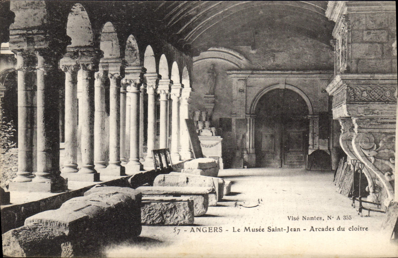 CPA Angers Le Musee Saint Jean Arcades du cloitre 
