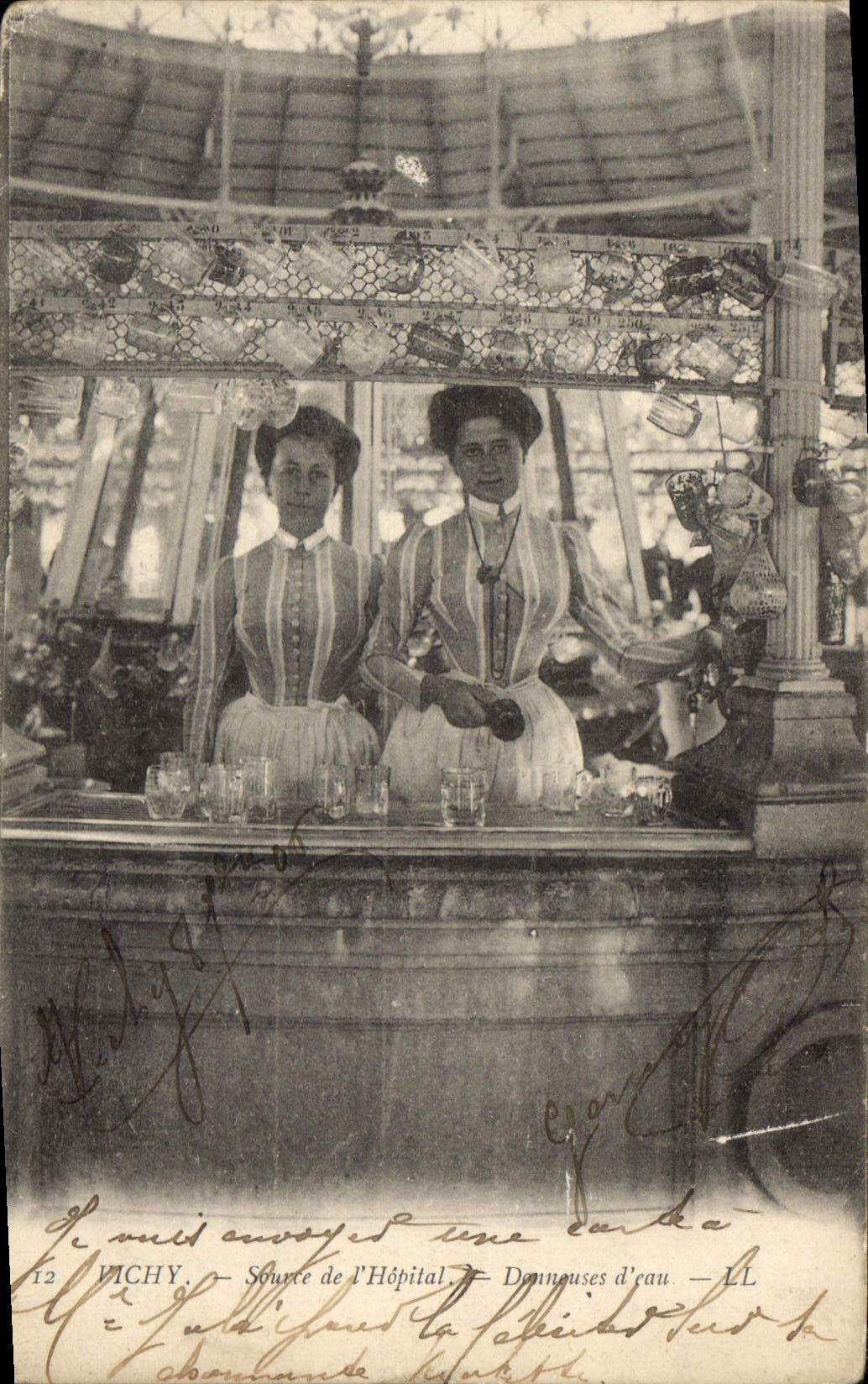 CPA Vichy Source de l'Hopital Dommeuses d'eau 
