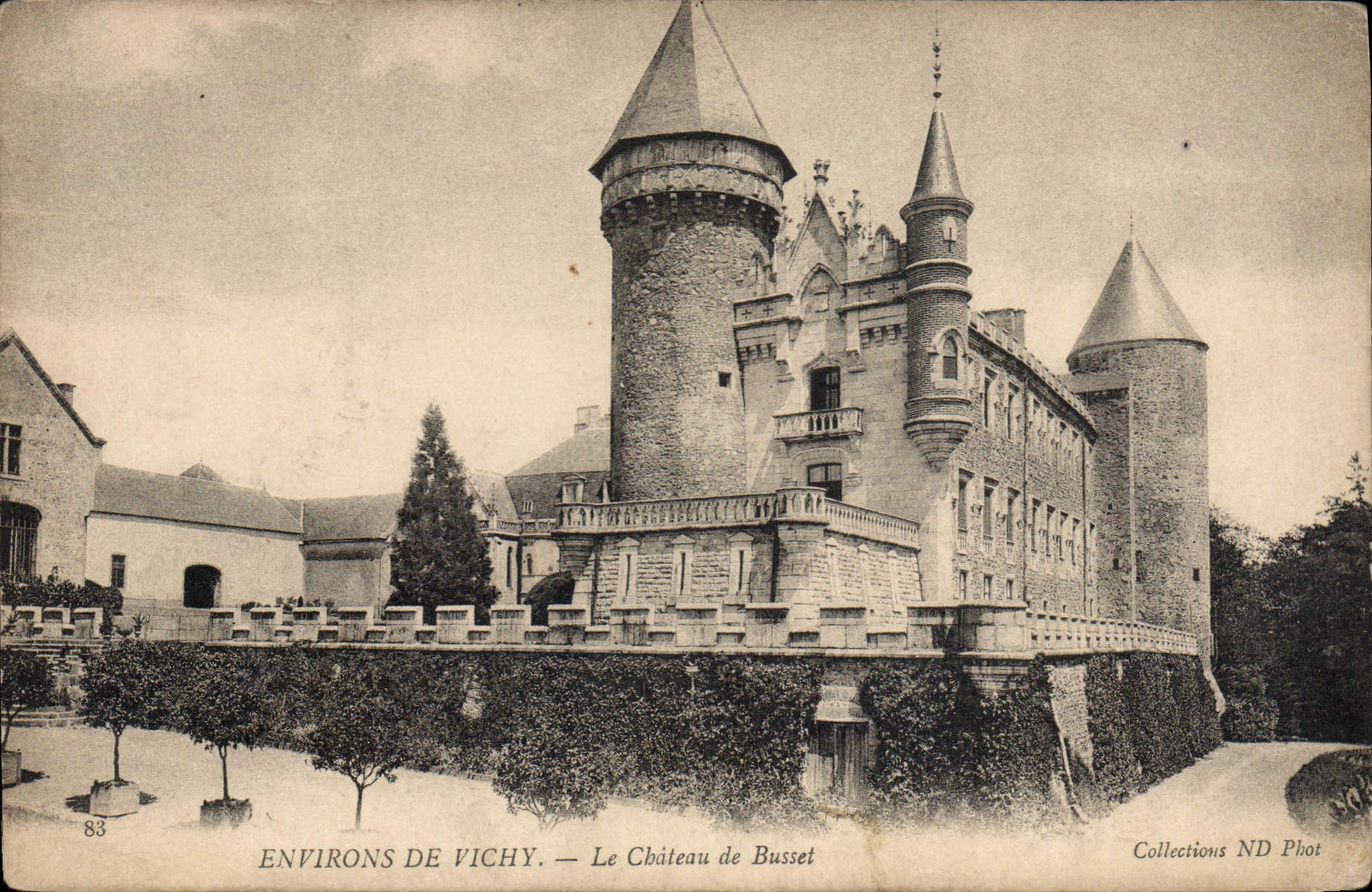CPA Environs de Vichy Le Chateau de Busset 