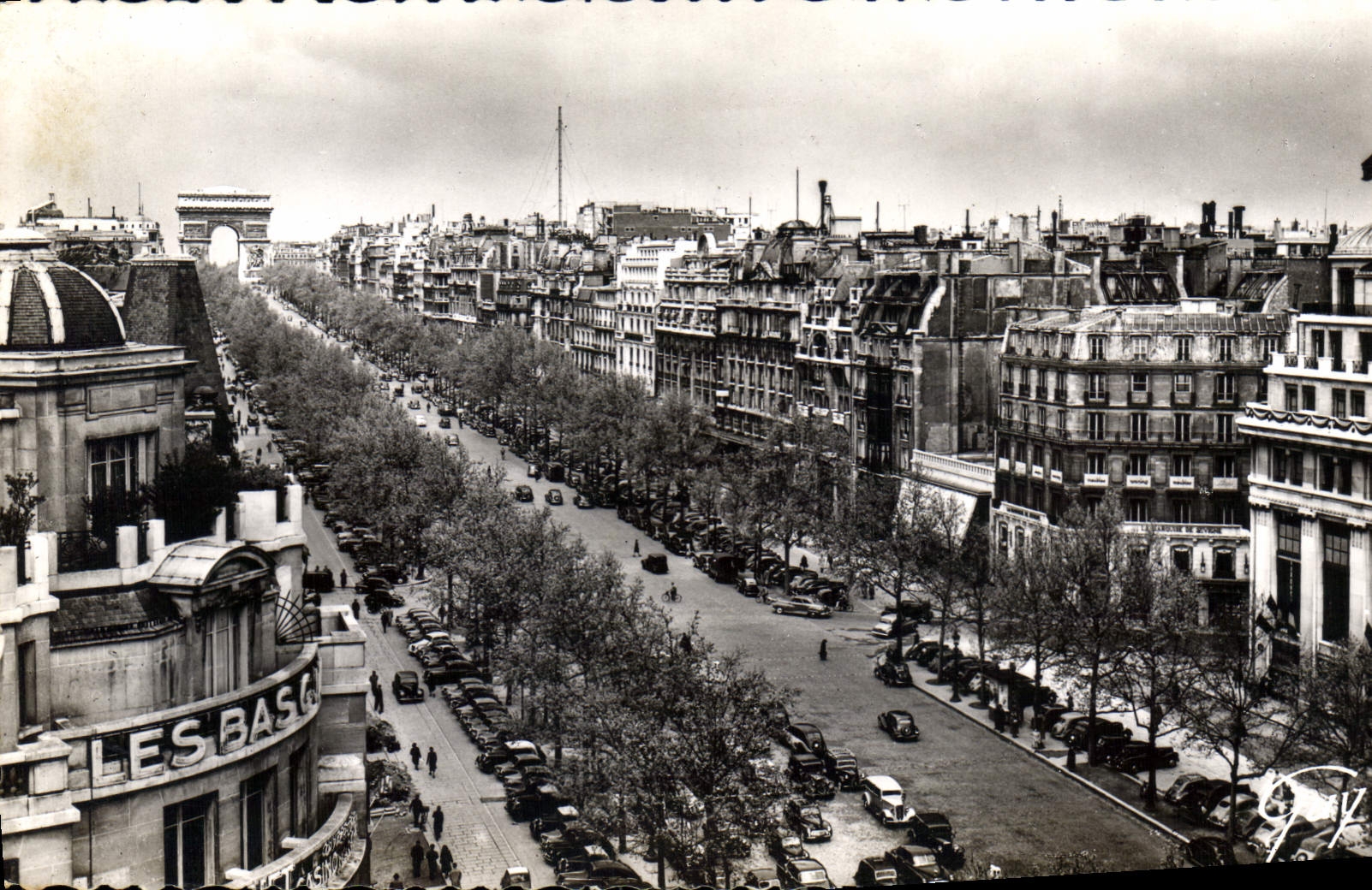 CPA Paris et ses Merveilles Vue generale de l'avenue des Champs d'Elysees et l'arc de triomphe de l'
